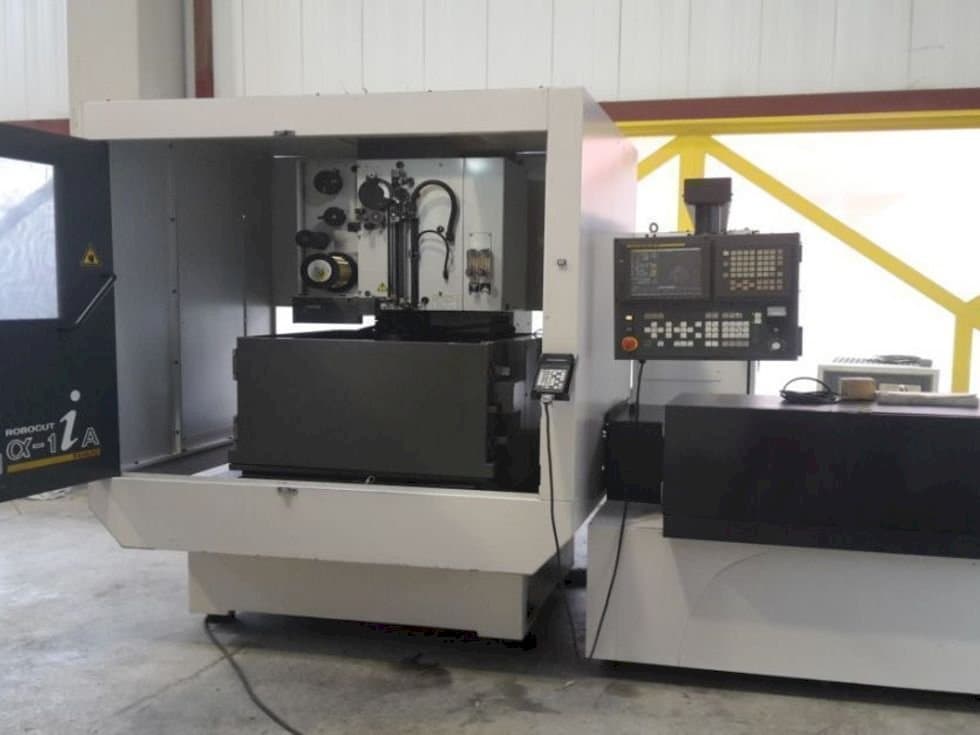 Koneen FANUC Robocut α-1iA etunäkymä