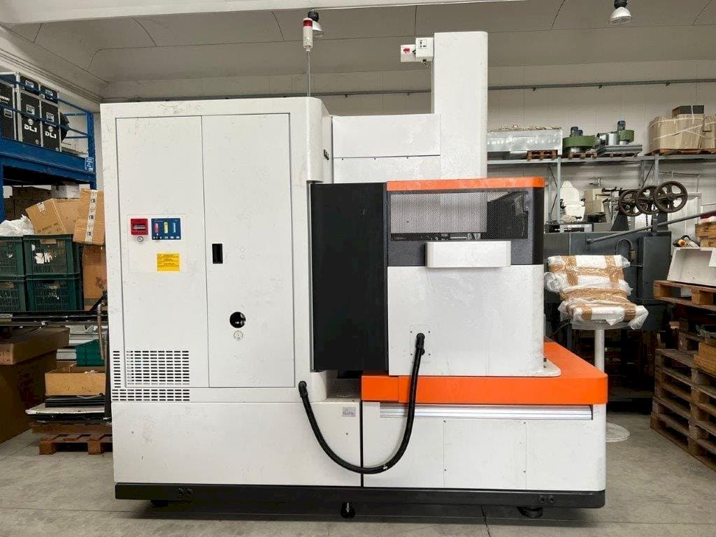 Koneen AgieCharmilles FORM 30 etunäkymä