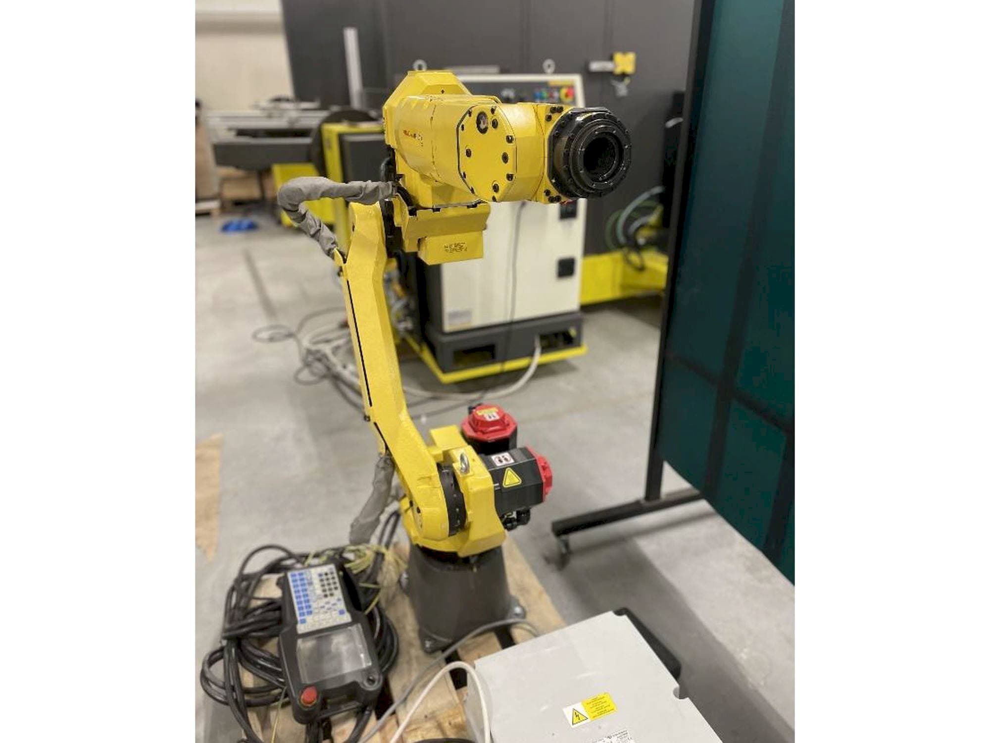 Koneen FANUC M10iA/12 etunäkymä