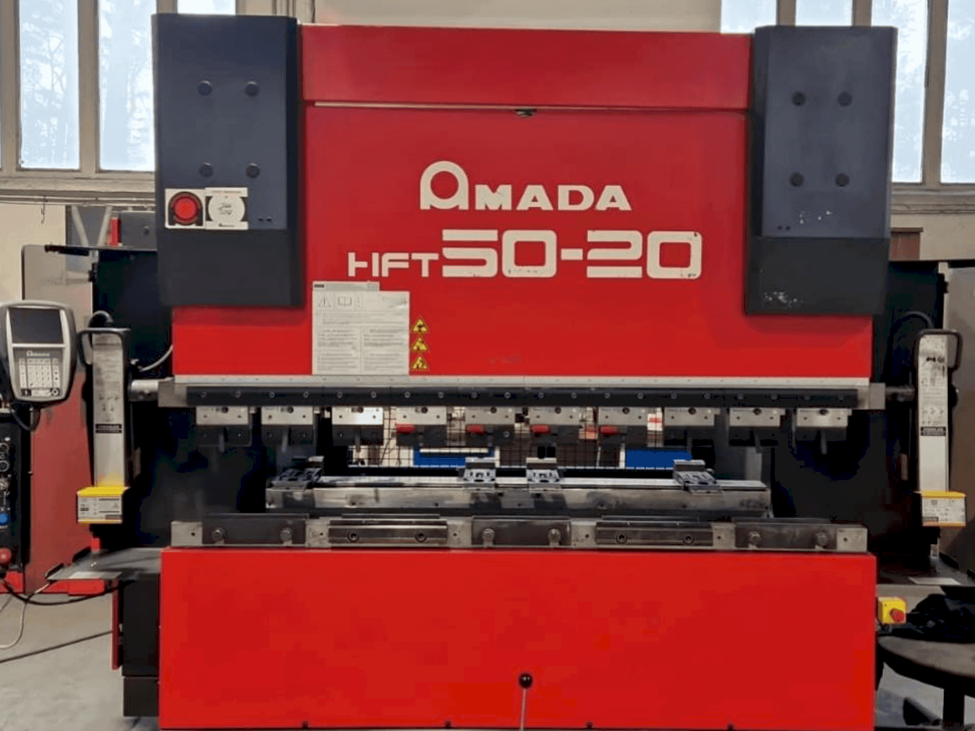 Koneen  AMADA HFT 50-20 etunäkymä
