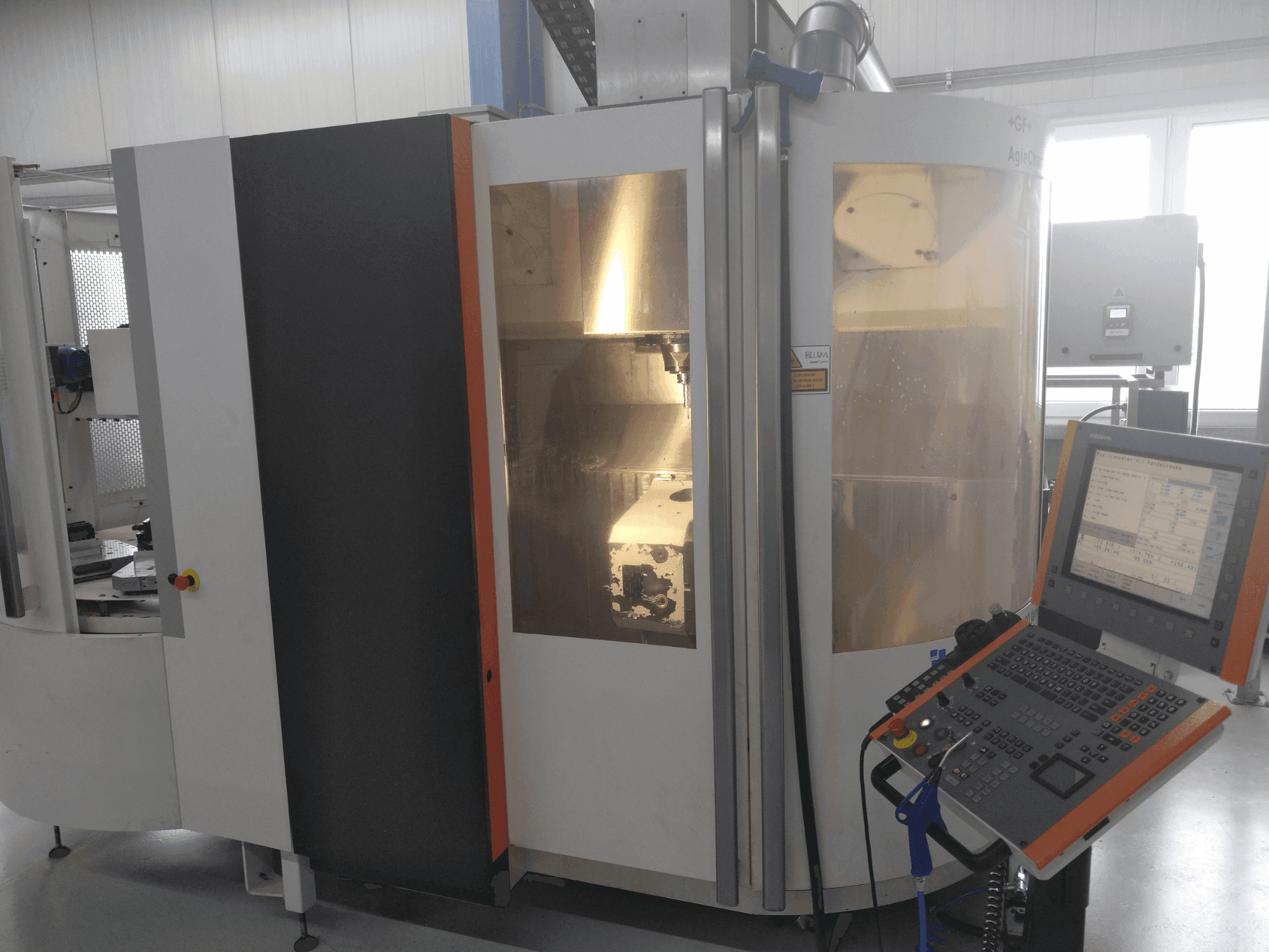 Koneen  +GF+ AGIE CHARMILLES MIKRON UCP 600 Vario etunäkymä