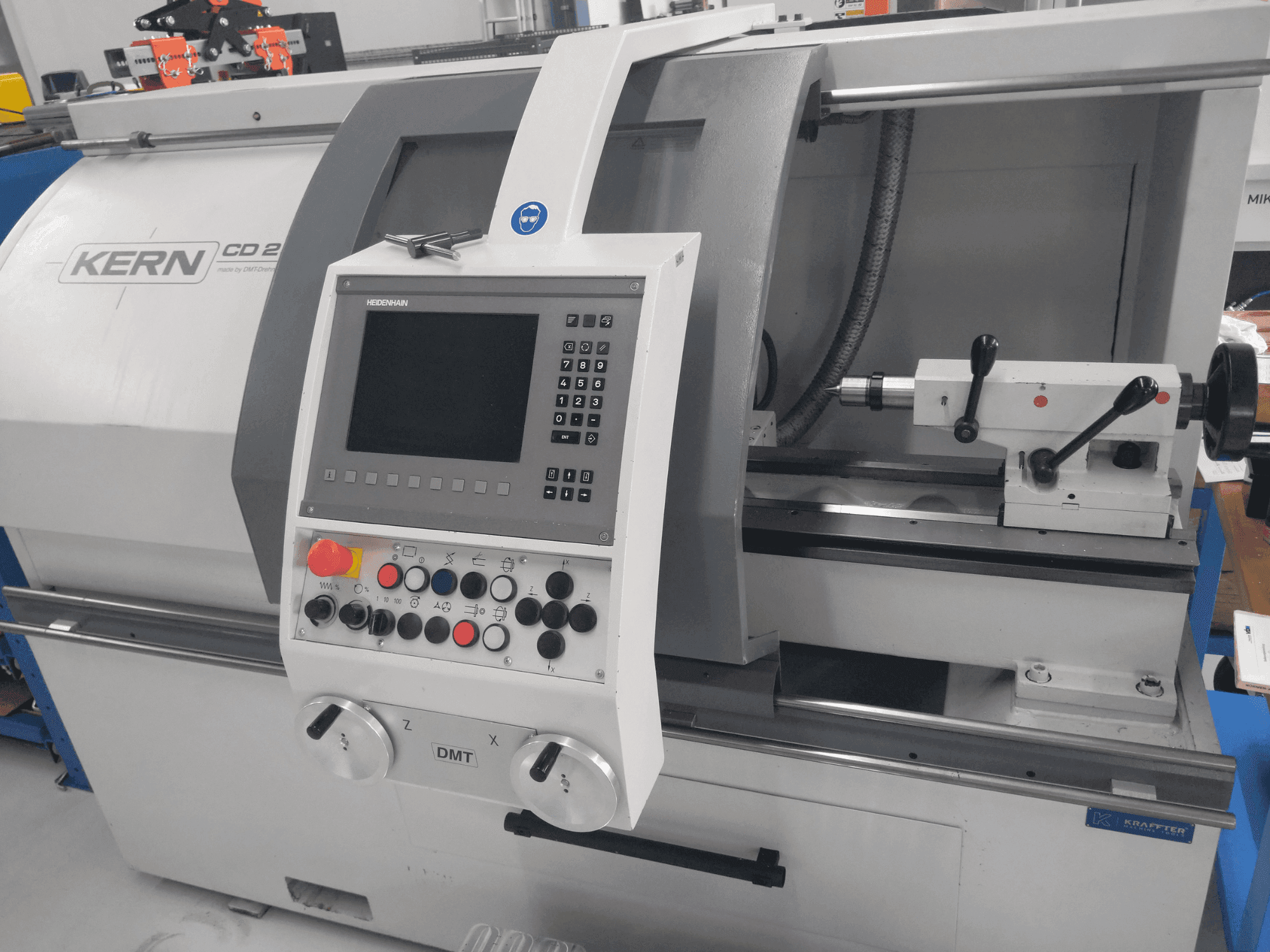 Koneen  DMT KERN CD 282 etunäkymä