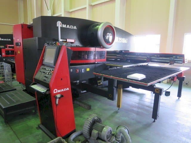 Koneen AMADA EM 2510NT etunäkymä