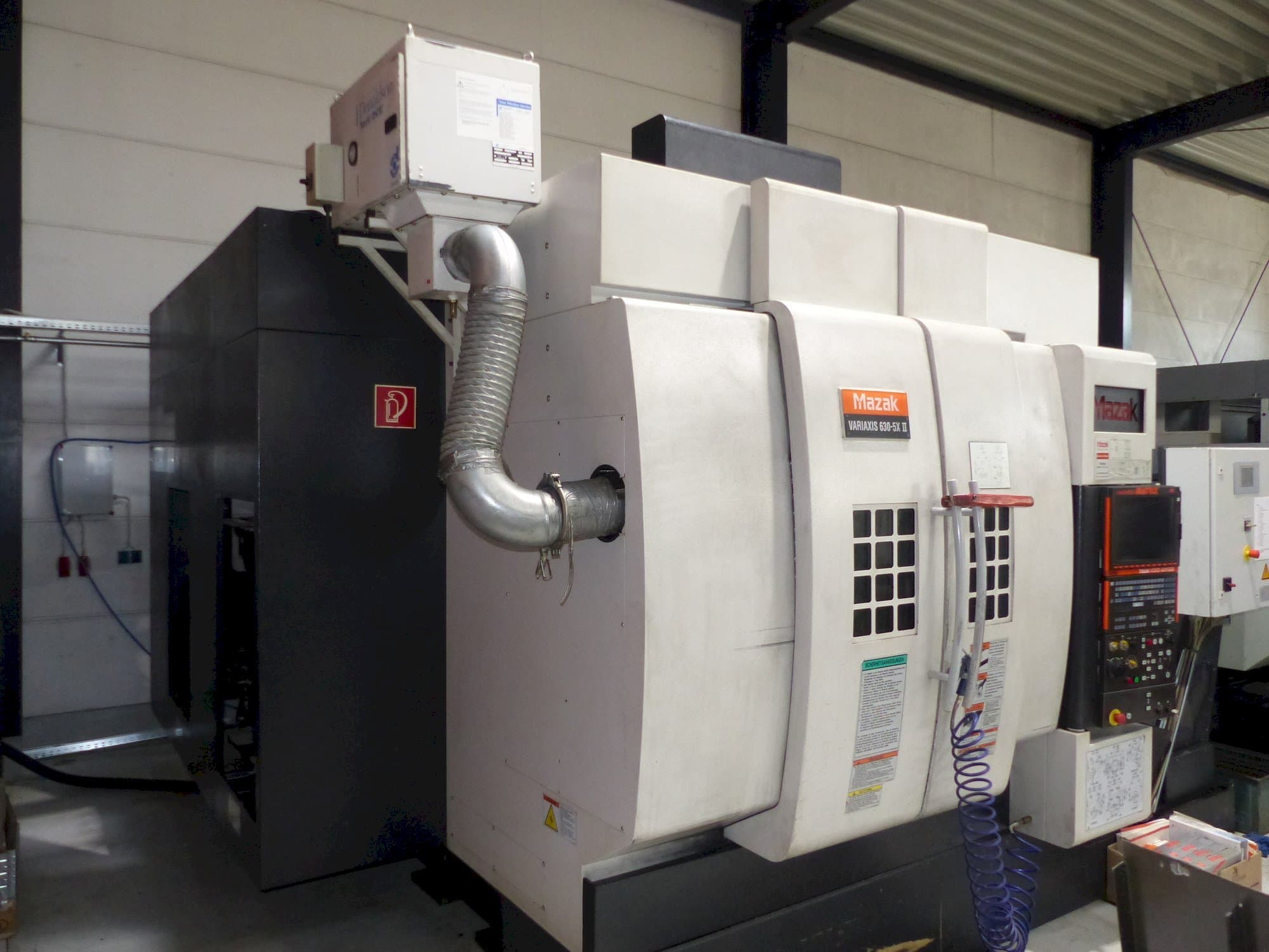 Koneen Mazak Variaxis 630-5x II vasemman sivun näkymä