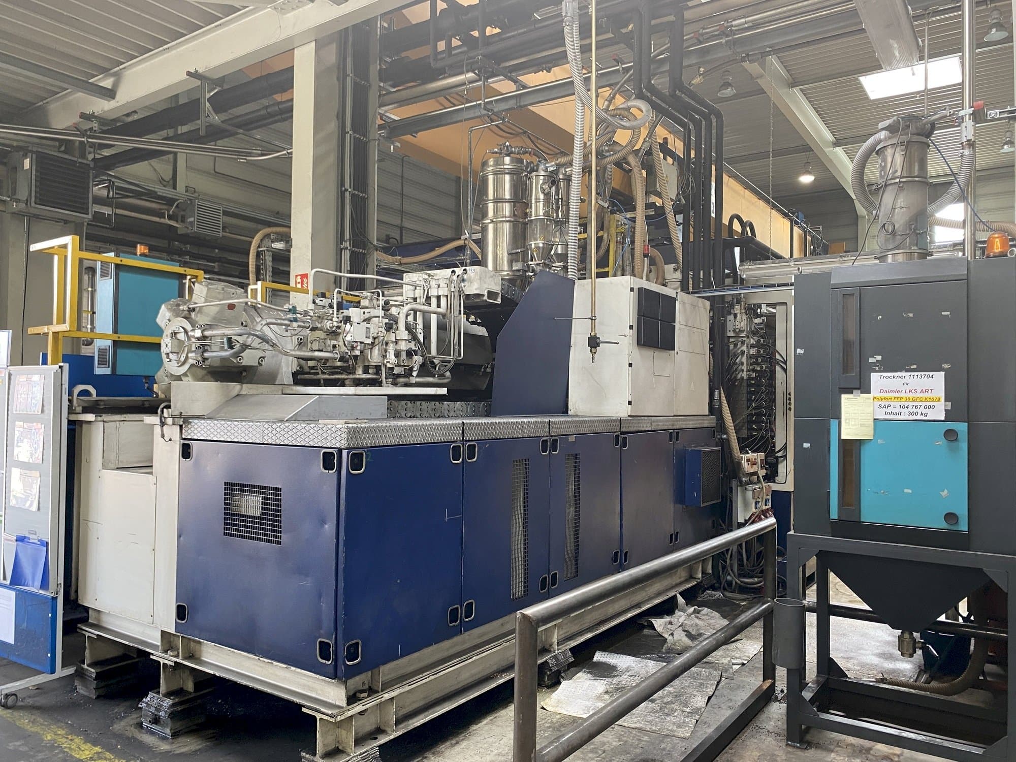 Koneen  Krauss Maffei 1600-8000 MC etunäkymä