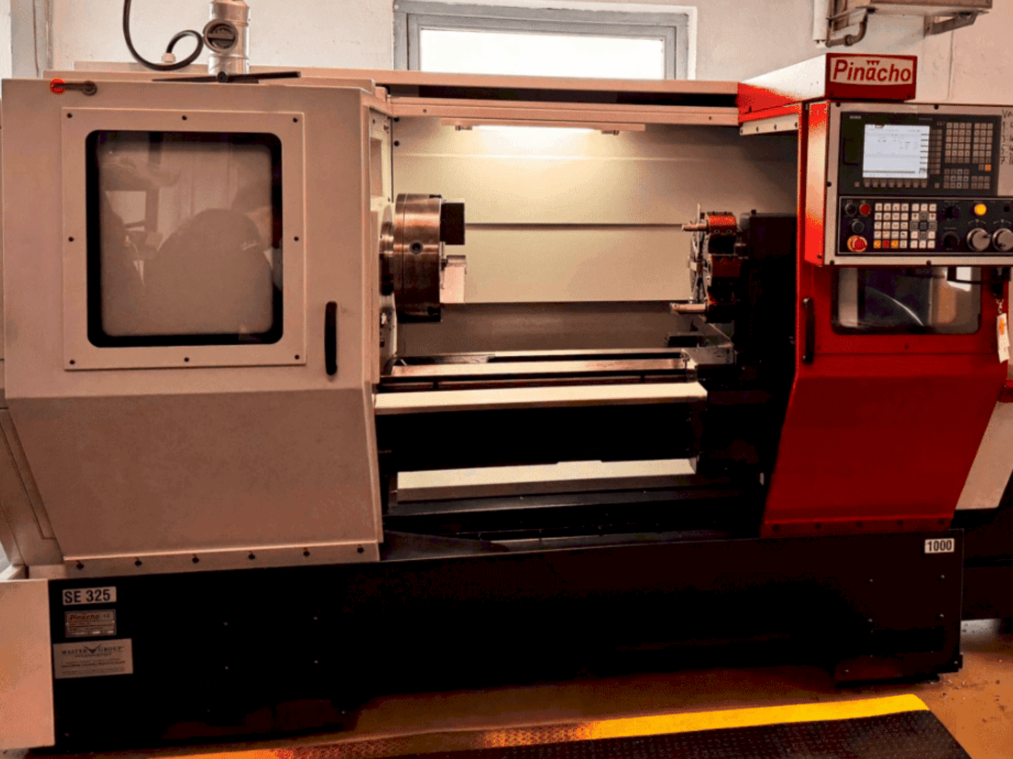 Koneen Pinacho SE325 etunäkymä