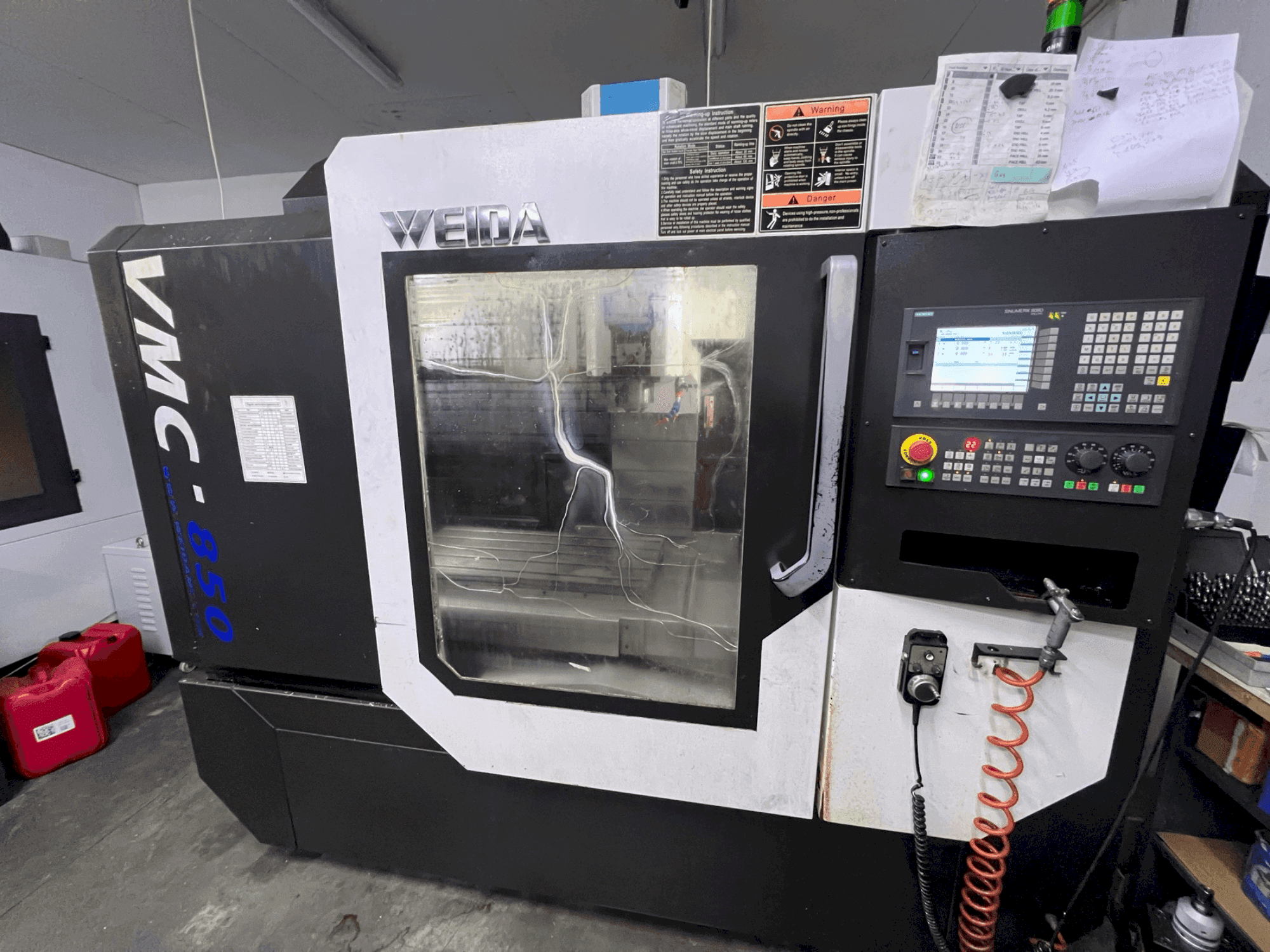 Koneen WEIDA VMC850 etunäkymä