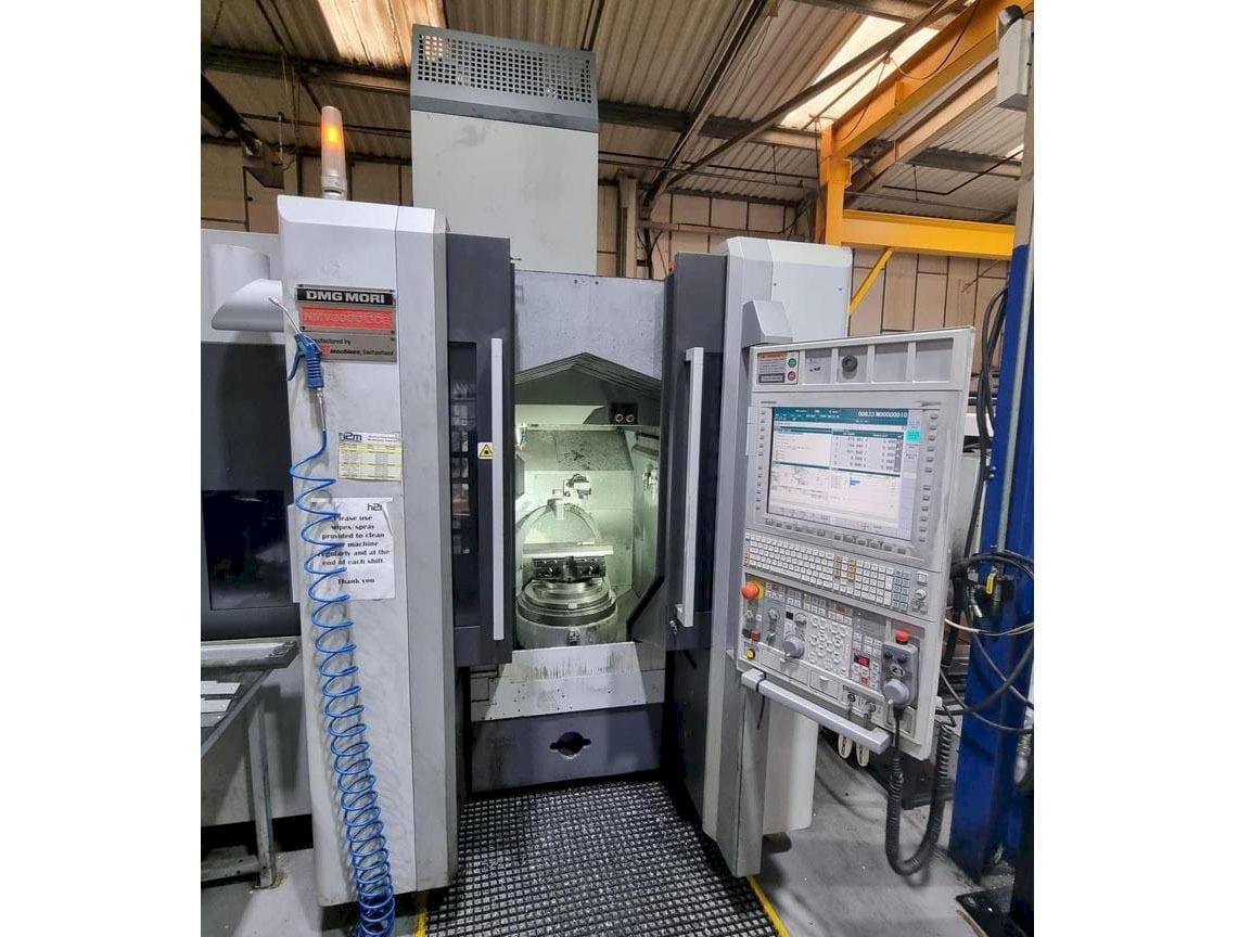 Koneen  DMG MORI NMV3000 DCG etunäkymä