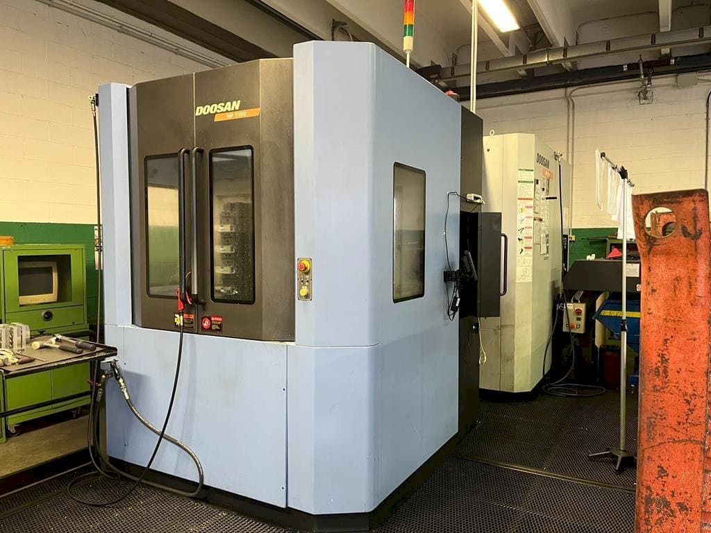 Koneen Doosan HP5100 vasemman sivun näkymä