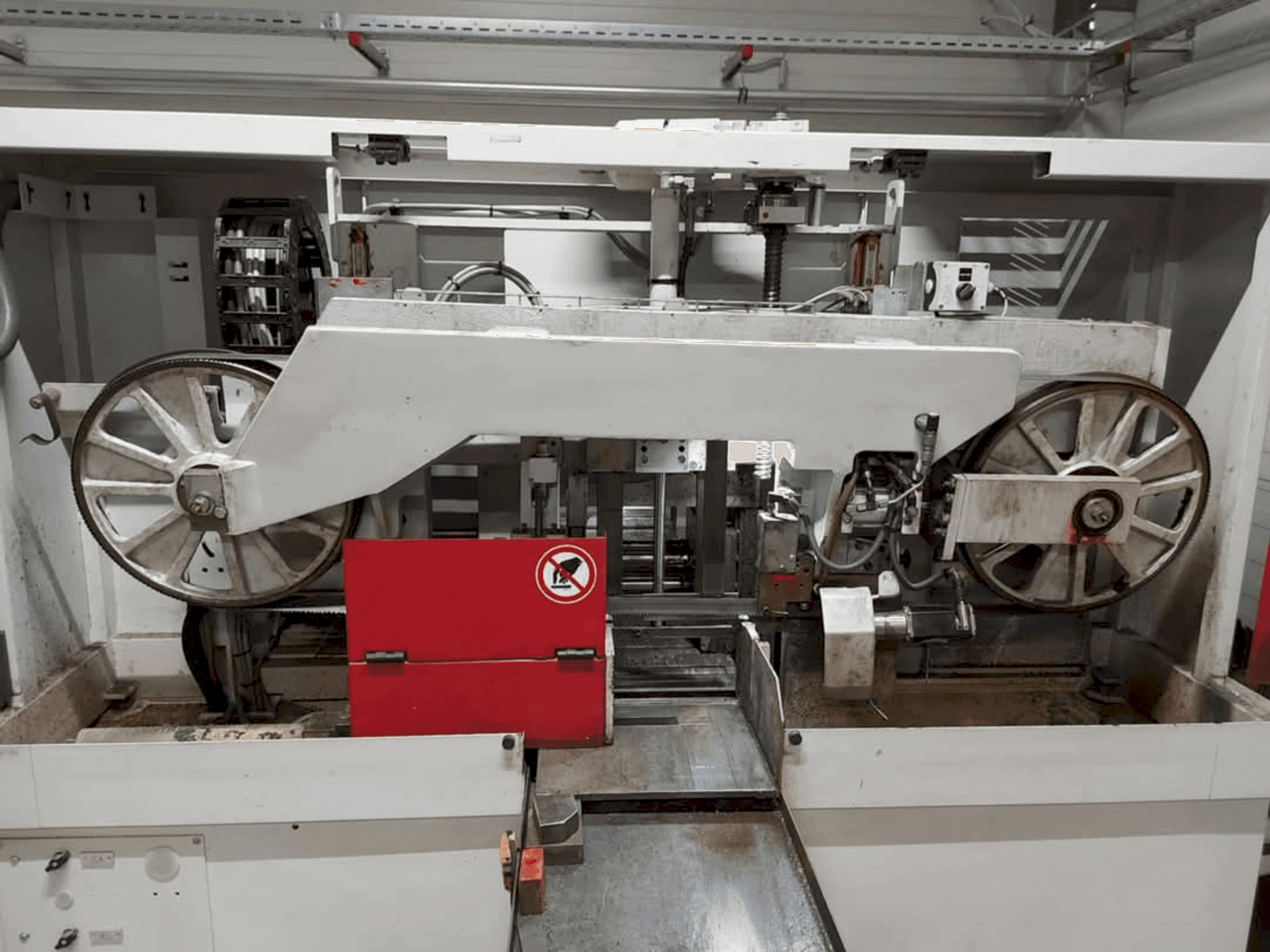 Koneen  Behringer HBE 321-A etunäkymä