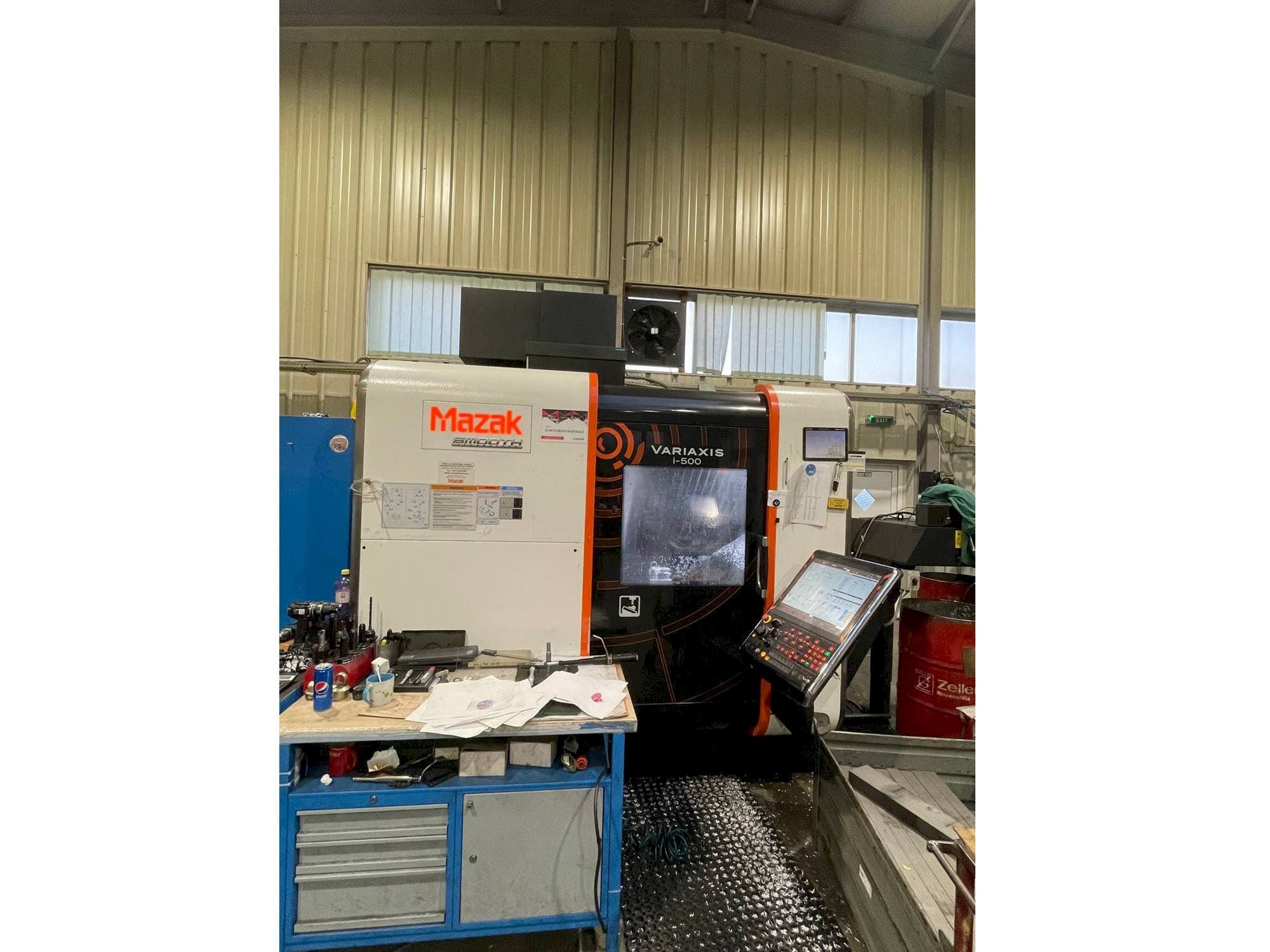 Koneen Mazak Variaxis i-500 etunäkymä