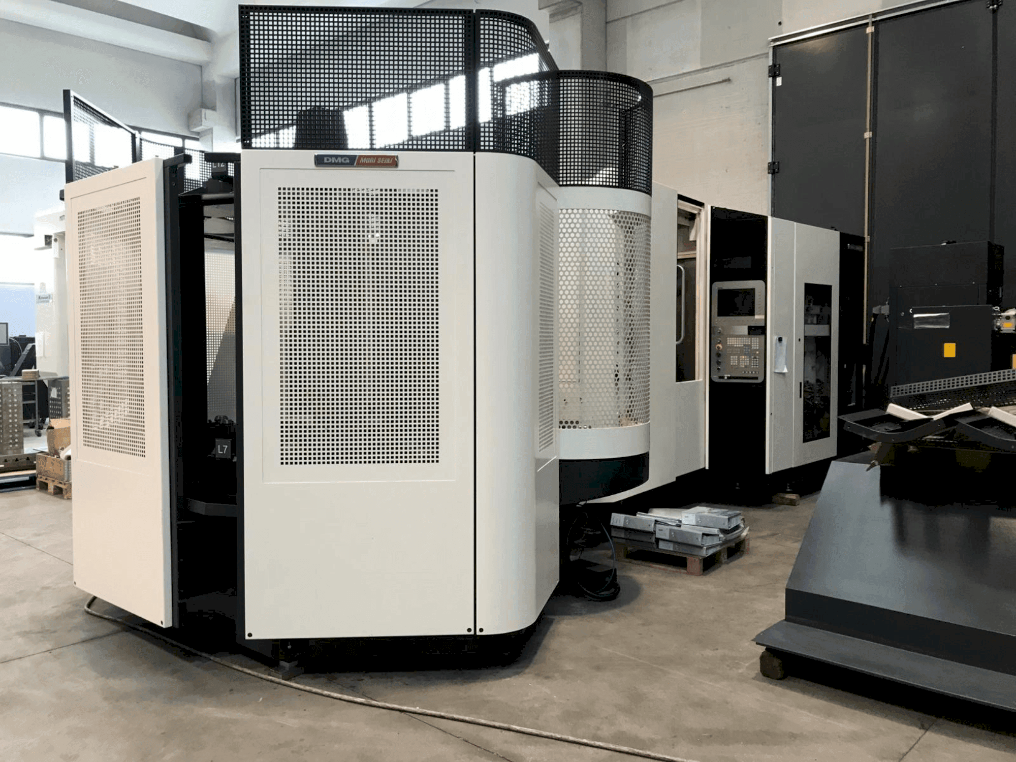 Koneen  DMG DECKEL MAHO DMC 60H Linear etunäkymä