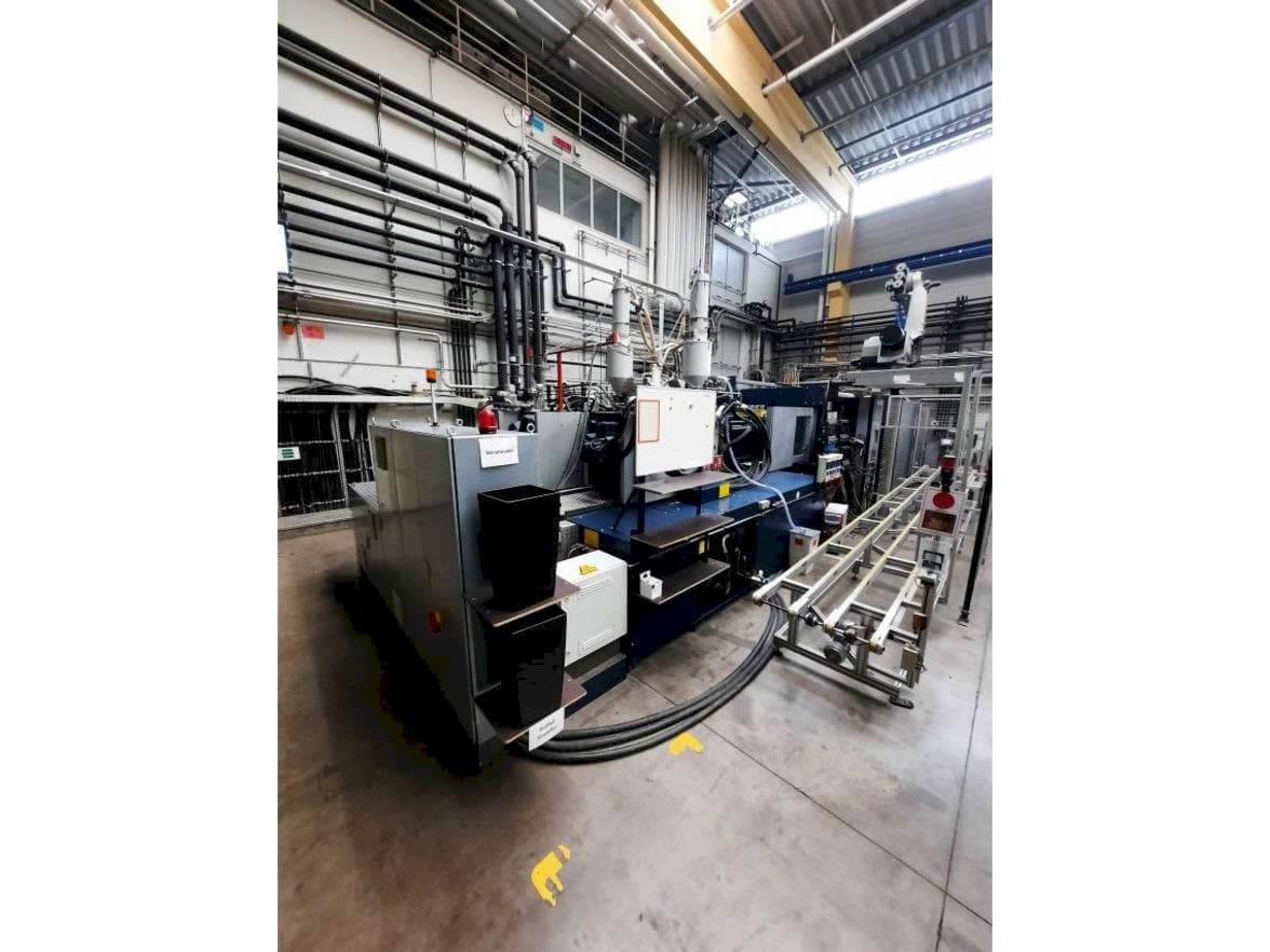 Koneen  Battenfeld HM13000/9200/7700 etunäkymä