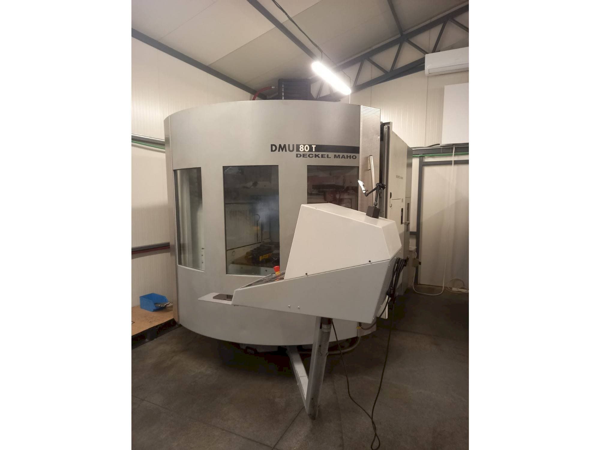 Koneen DECKEL MAHO DMU 80T etunäkymä