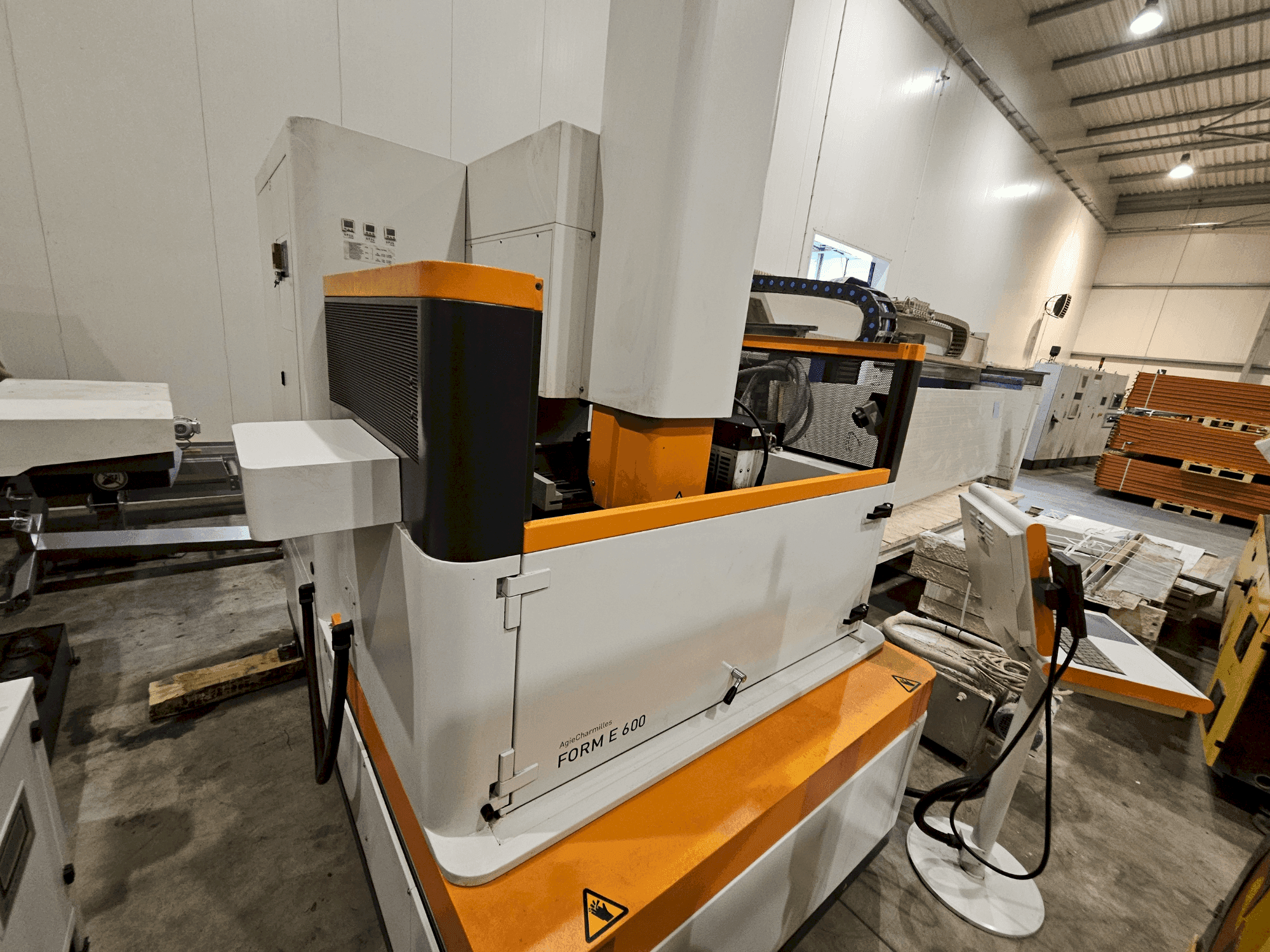 Koneen  AgieCharmilles Form E 600 etunäkymä