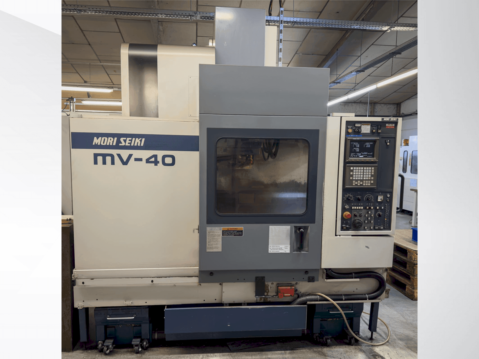 Koneen  MORI SEIKI MV 40B/40 etunäkymä