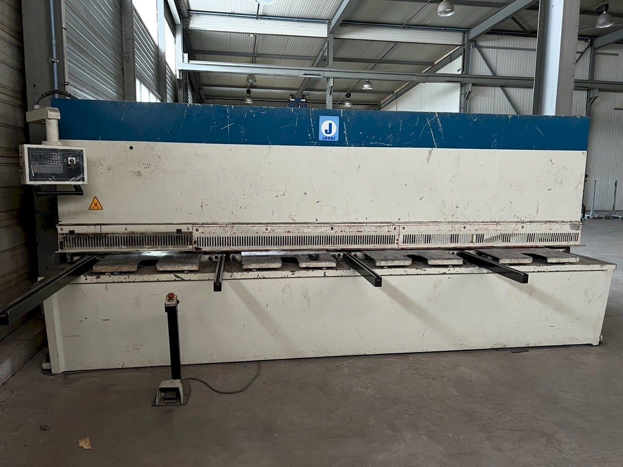 Koneen JORDI CH 413 etunäkymä