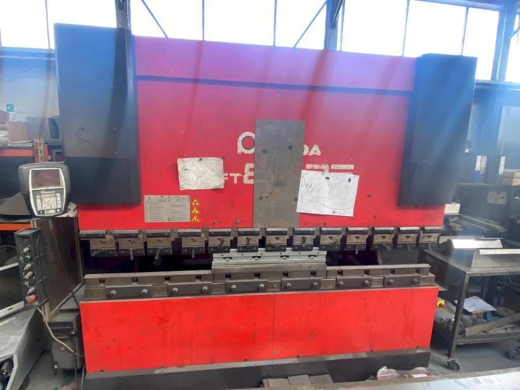 Koneen AMADA HFT 80 25 etunäkymä
