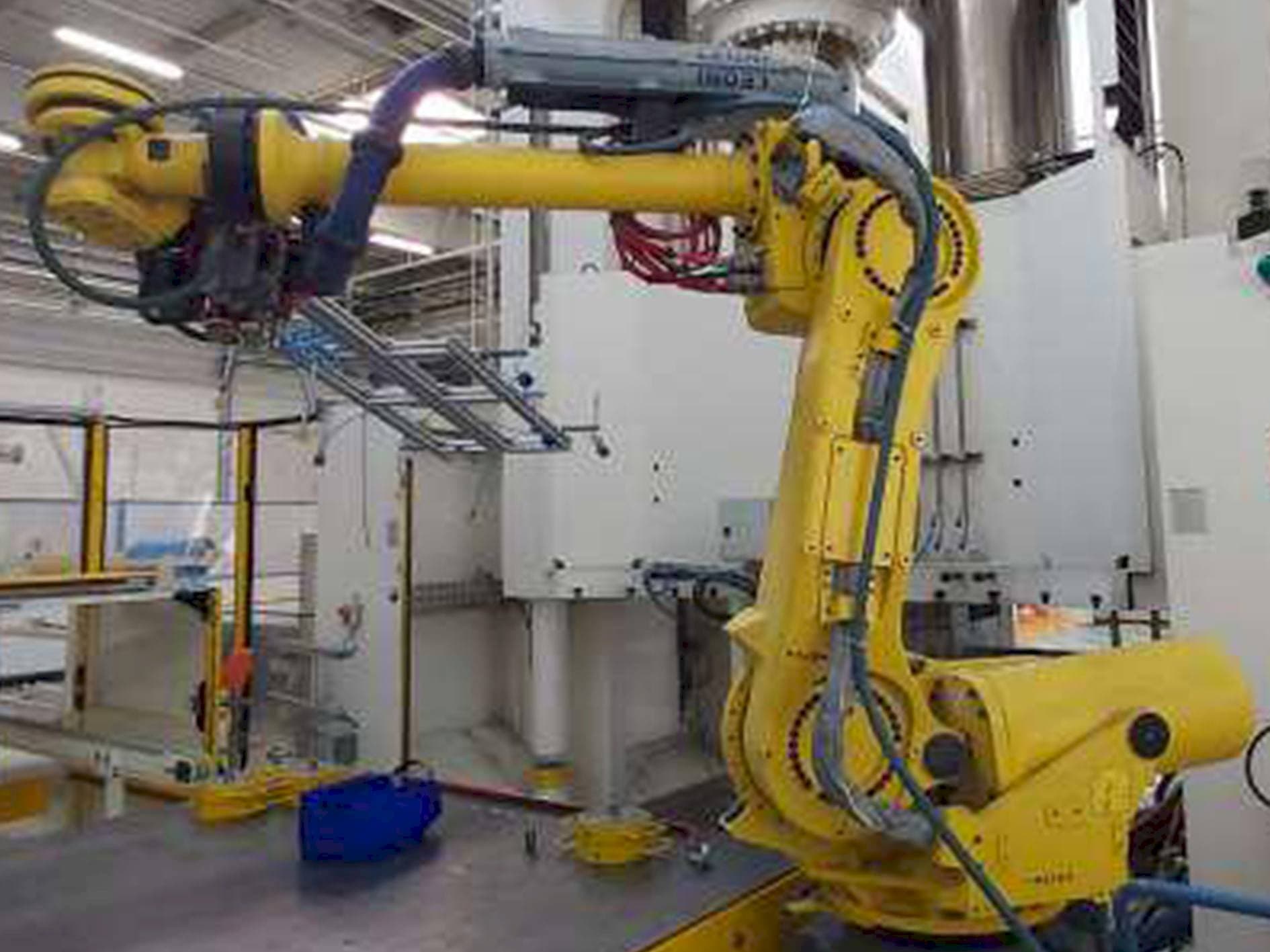 Koneen  FANUC Robot R-2000iB/185L etunäkymä