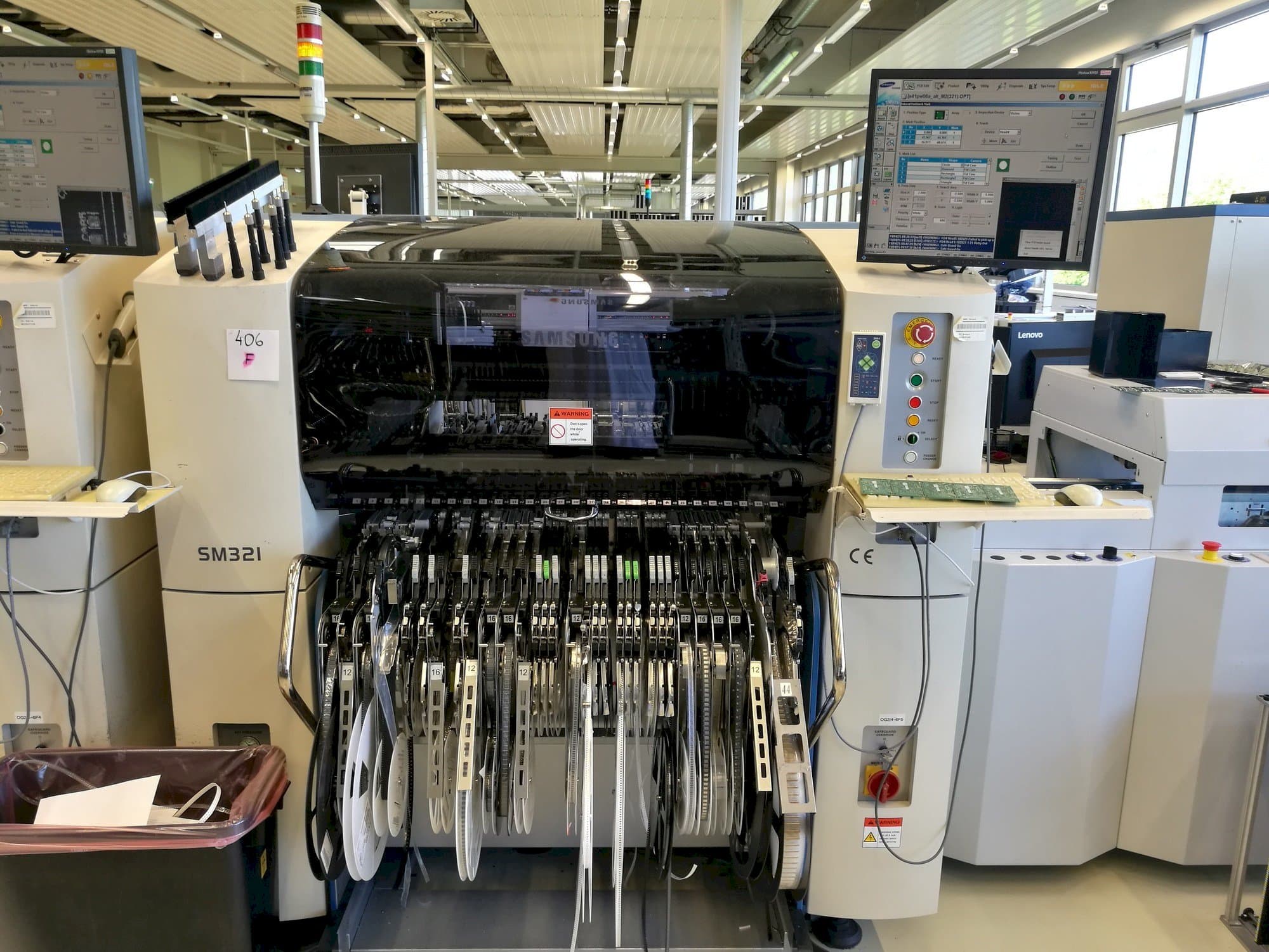 Koneen  Samsung SM 321 etunäkymä