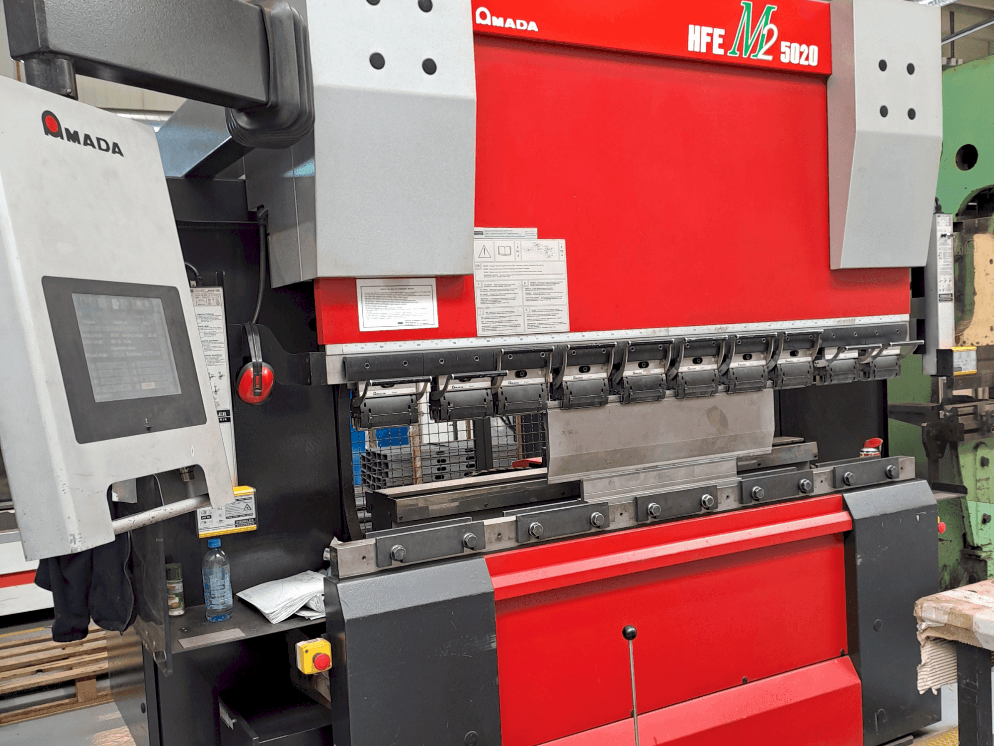 Koneen AMADA HFE M2 5020 etunäkymä
