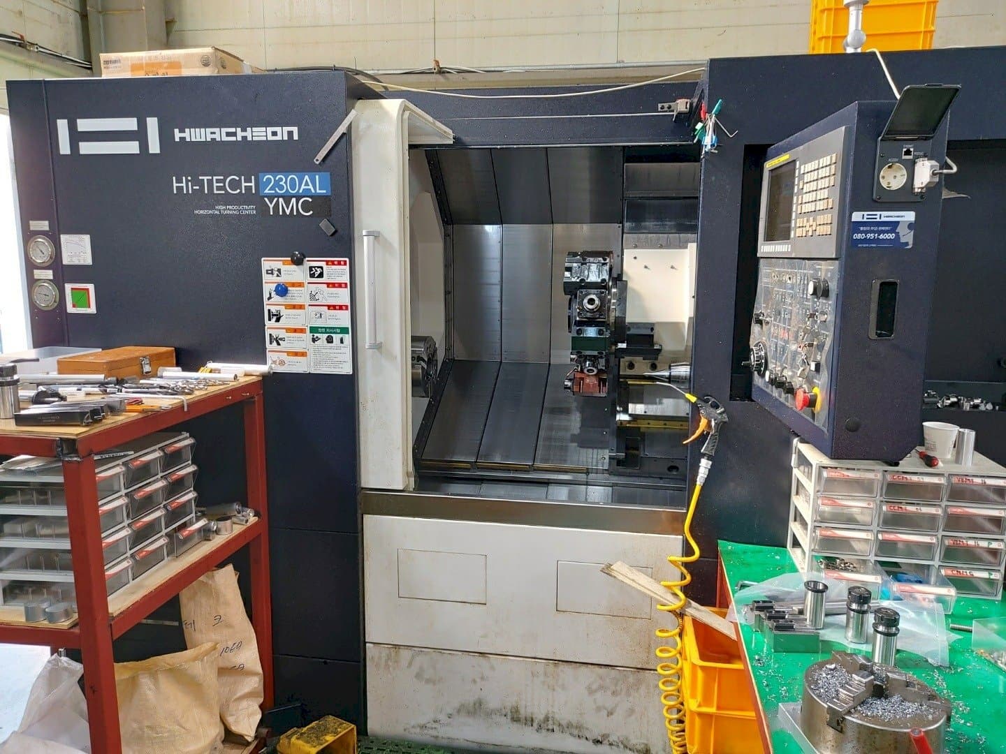 Koneen HWACHEON Hi-TECH 230AL YMC etunäkymä