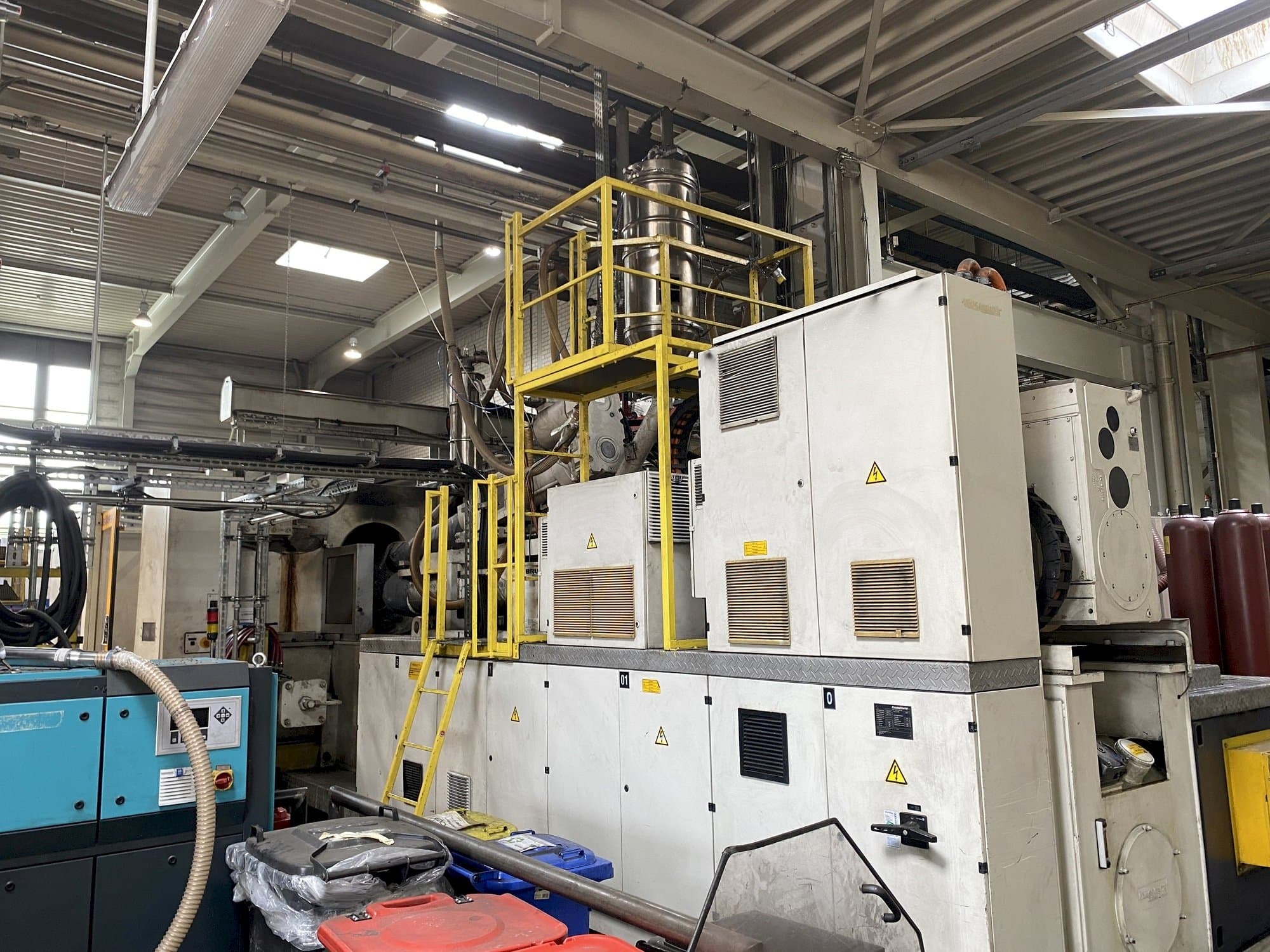 Koneen Krauss Maffei 1600-12000-1400 MZ etunäkymä