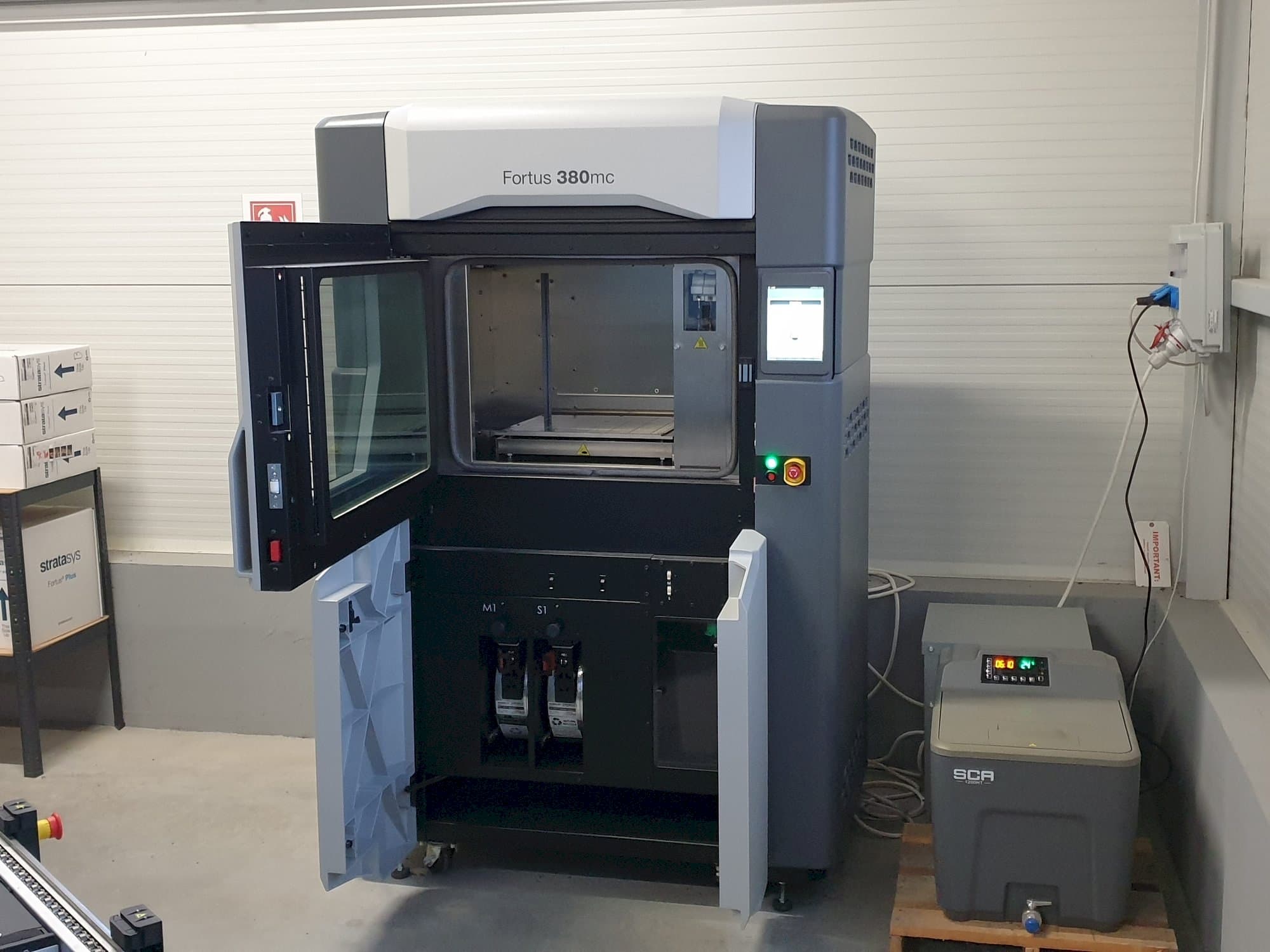 Koneen  Stratasys Fortus 380mc etunäkymä