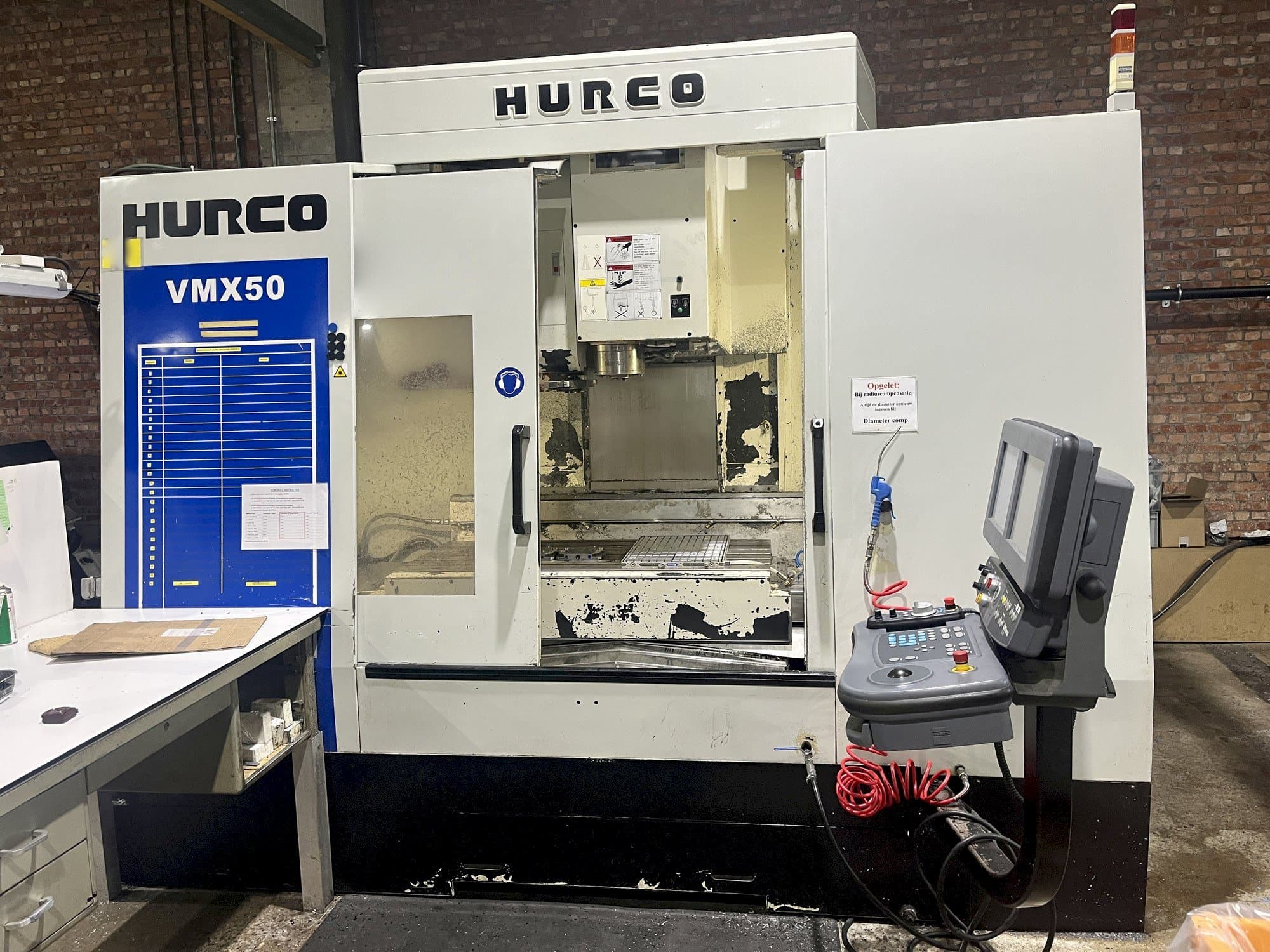 Koneen Hurco VMX50 etunäkymä