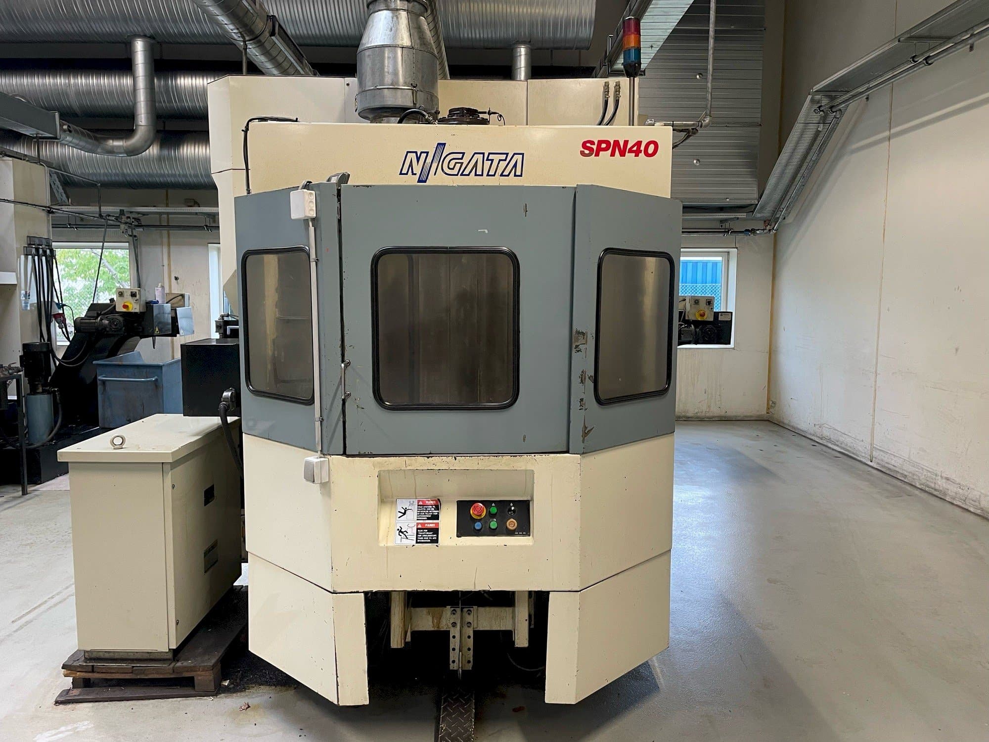 Koneen Niigata SPN 40 etunäkymä