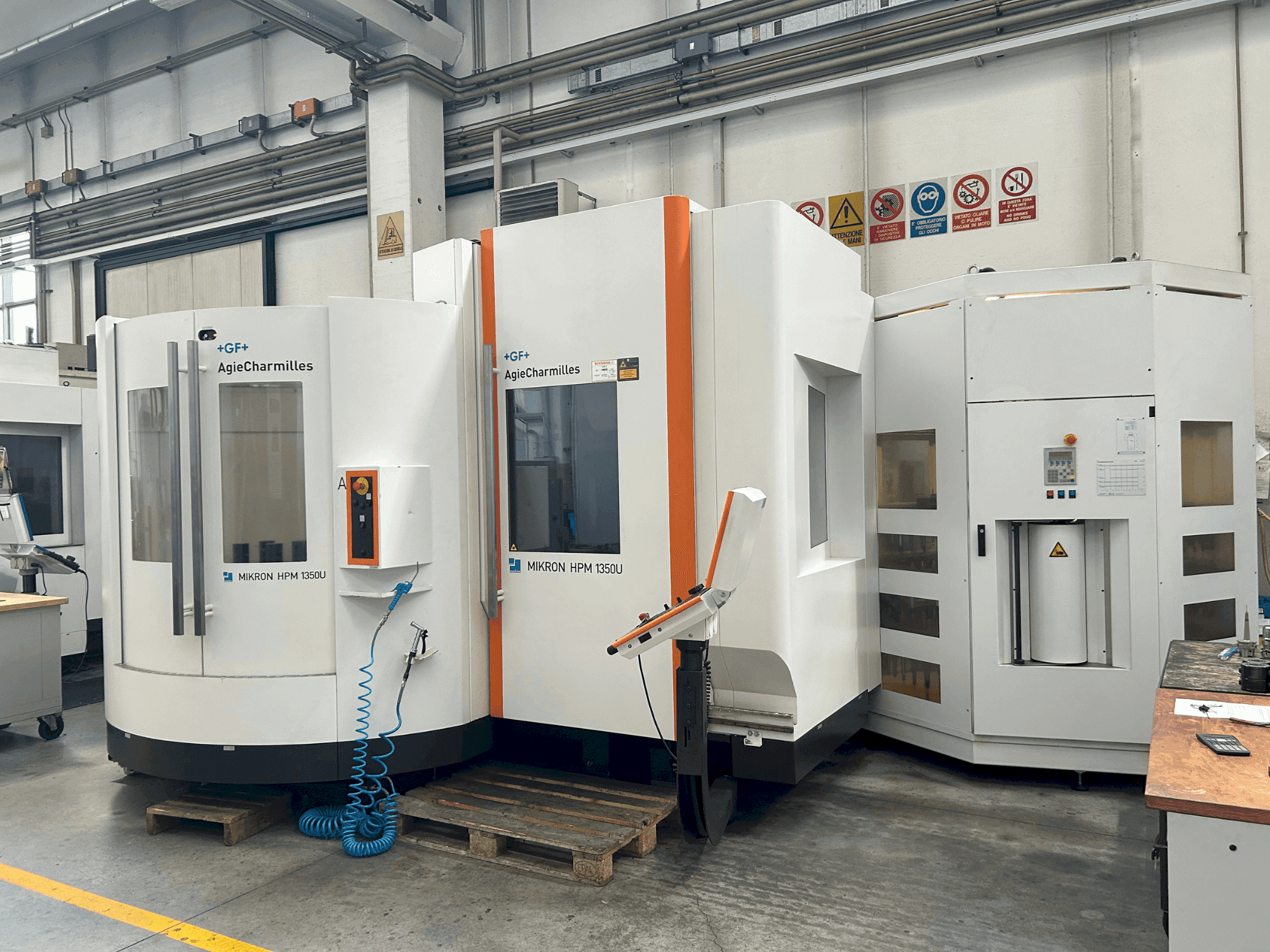 Koneen  AgieCharmilles MIKRON HPM 1350U etunäkymä