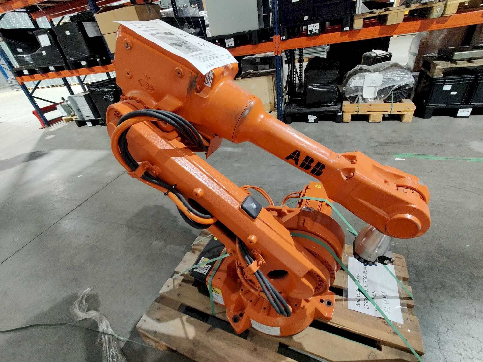 Koneen  ABB IRB 2600 M2004 etunäkymä