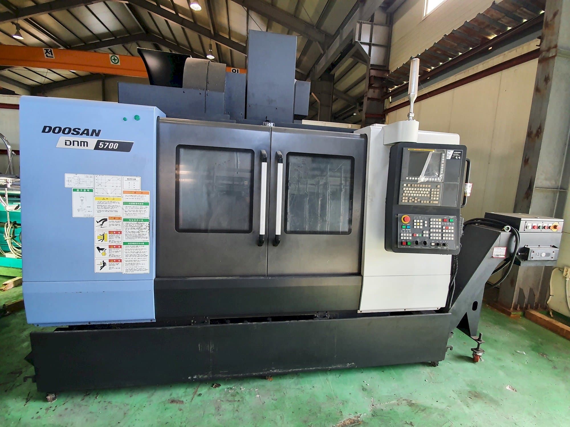 Koneen Doosan DNM5700 etunäkymä