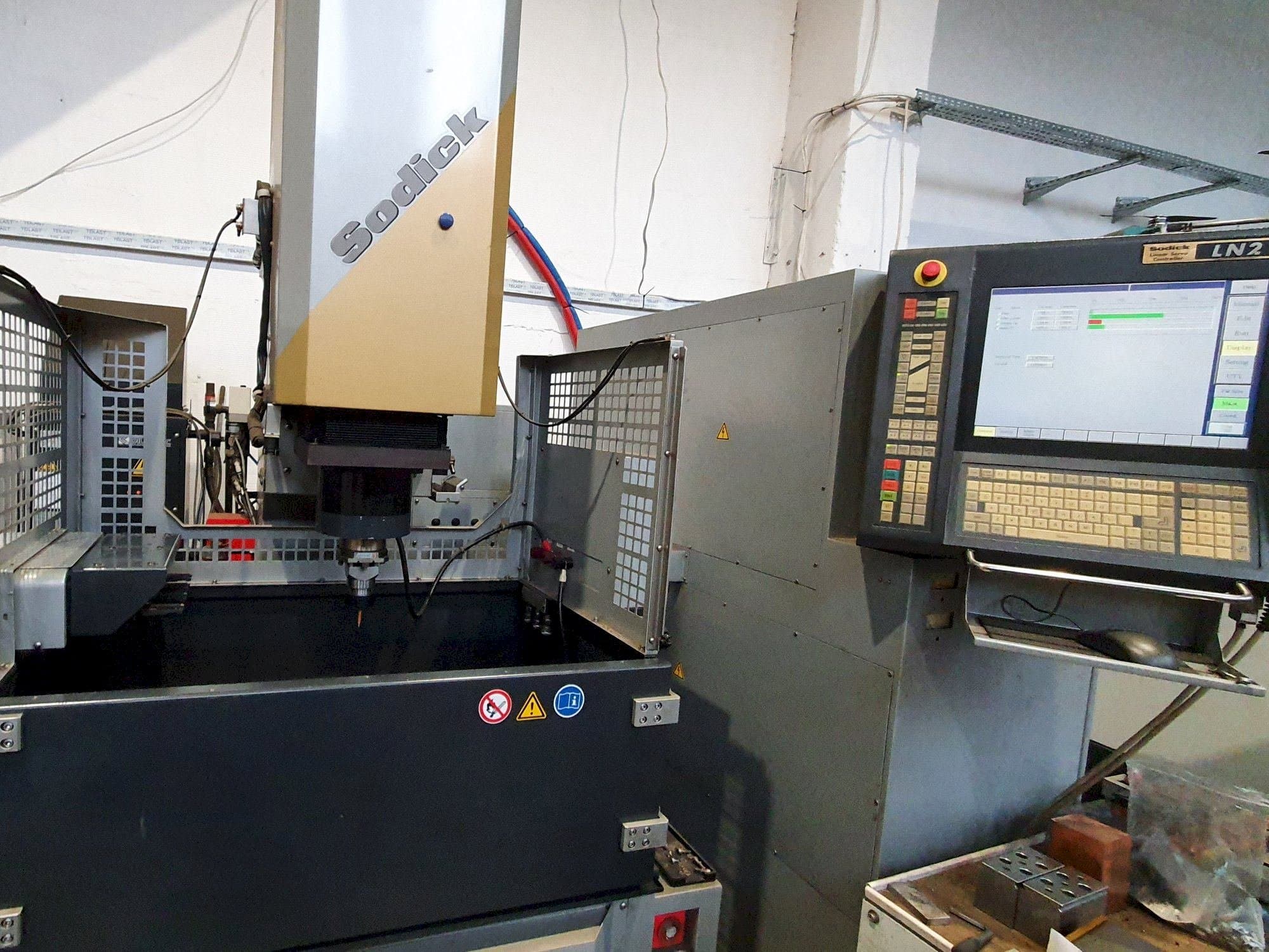 Koneen  Sodick AM3L (2005) etunäkymä