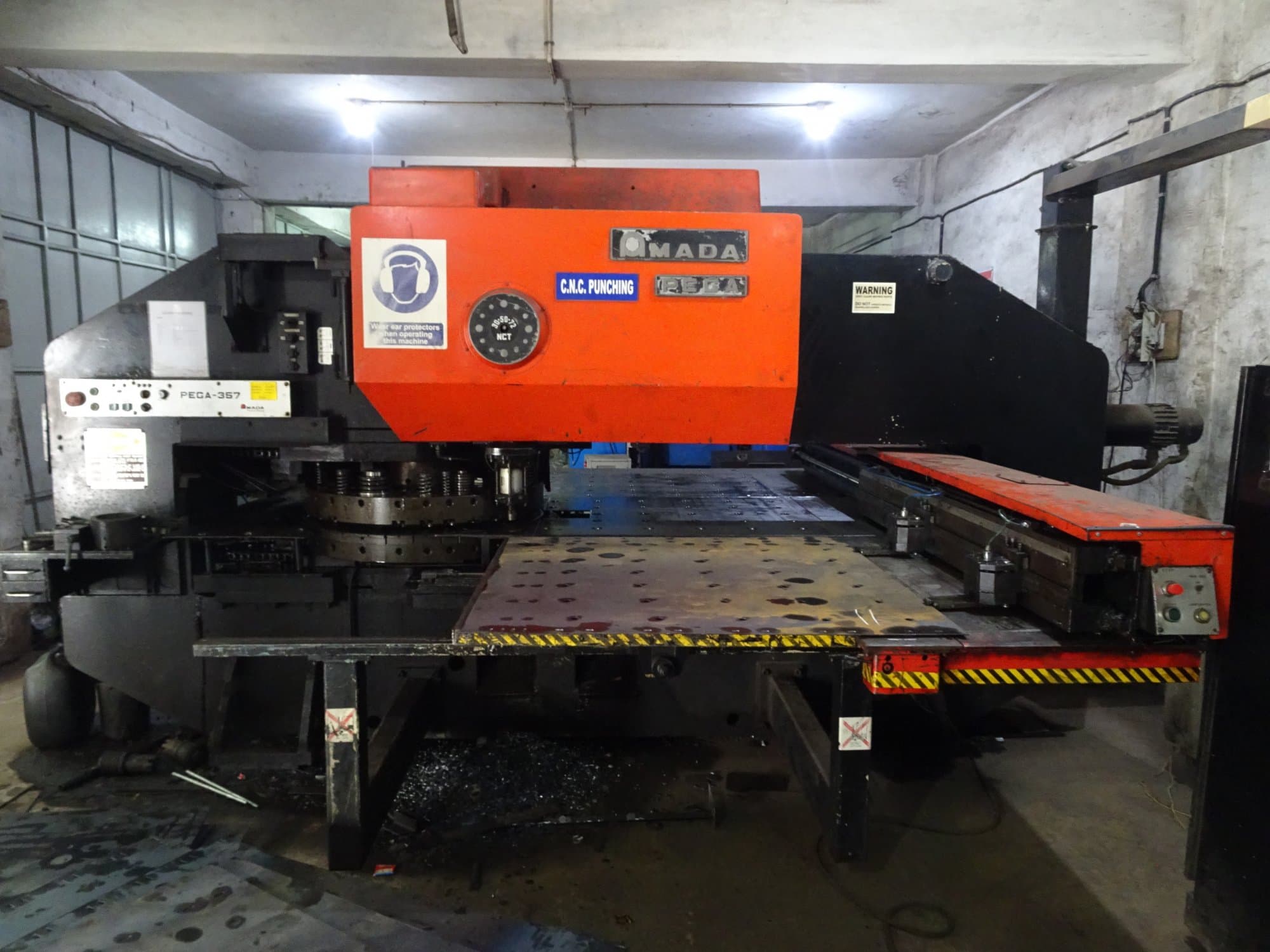 Koneen AMADA etunäkymä PEGA 357