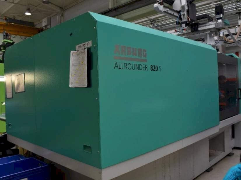 Koneen Arburg Allrounder 820 s 4000 - 800 etunäkymä