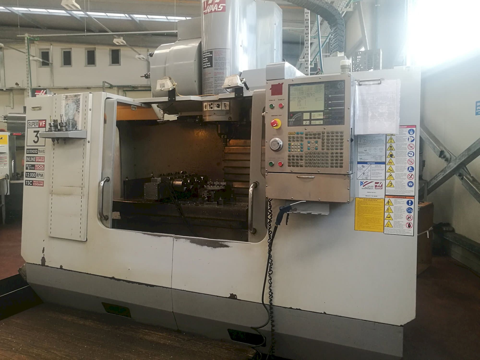 Koneen  HAAS etunäkymä VF-3SSYTHE
