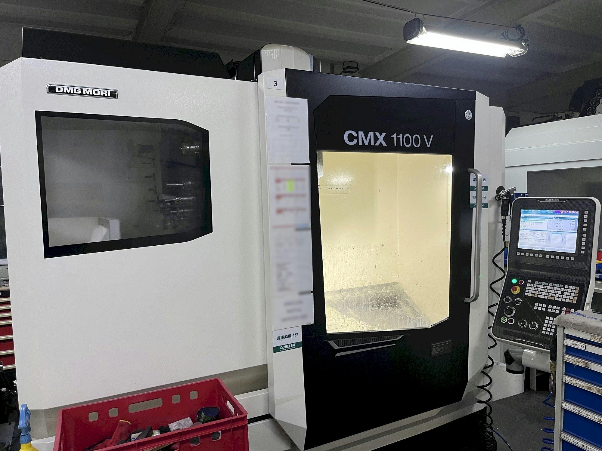 Koneen  DMG MORI CMX 1100 V vasemman sivun näkymä