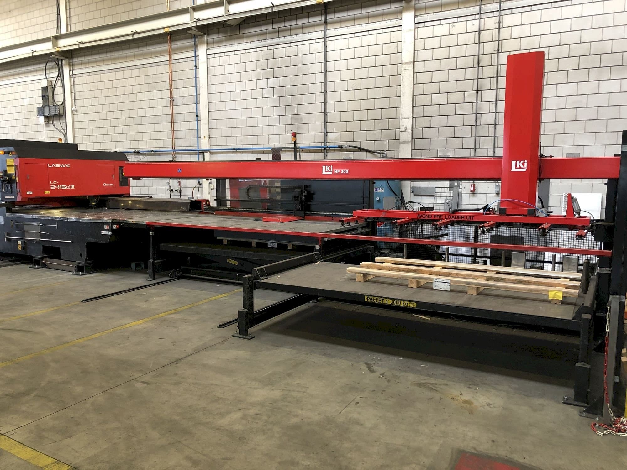 Koneen AMADA LC2415 ALPHA III etunäkymä