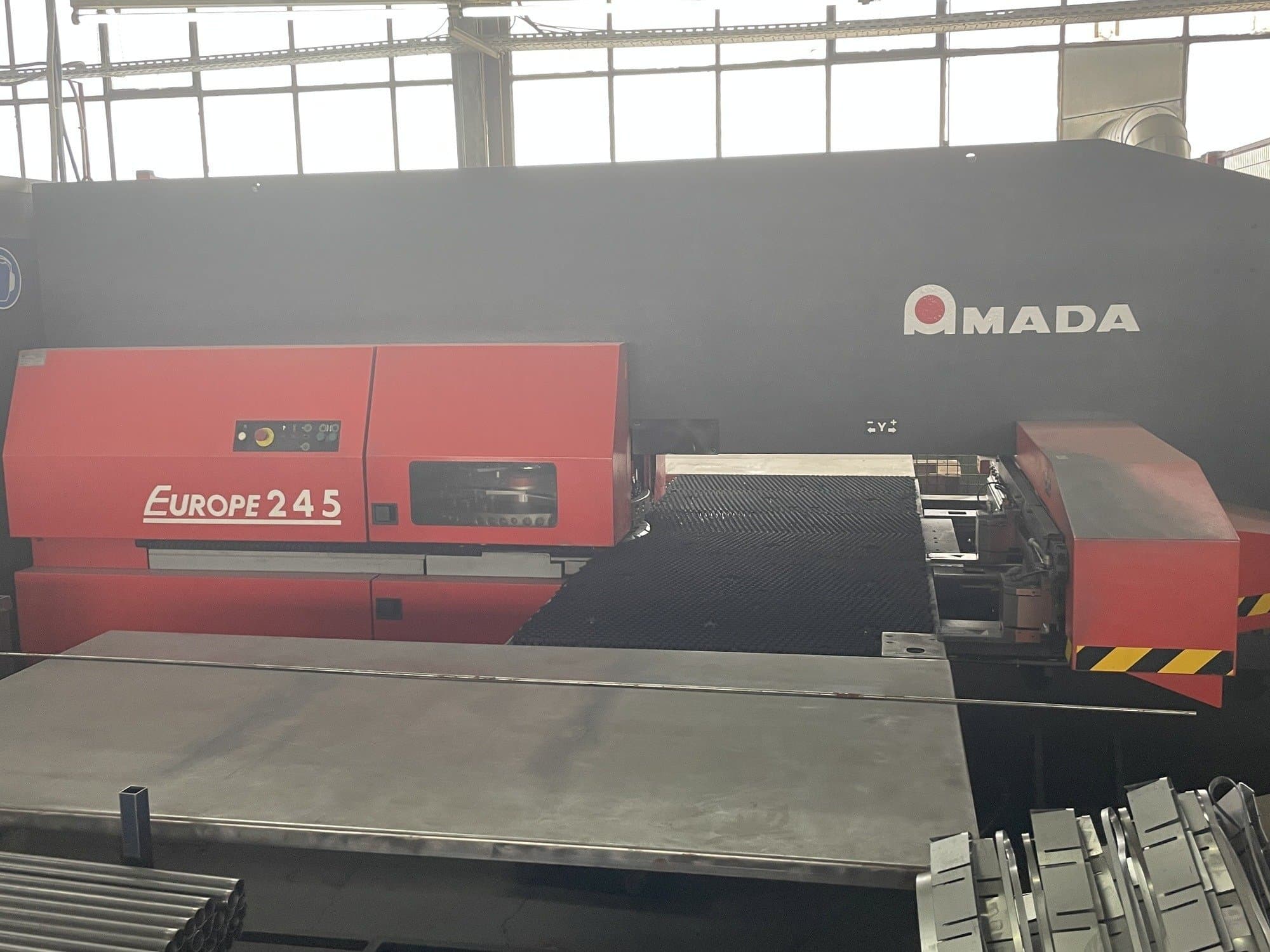 Koneen AMADA Europe 245 etunäkymä