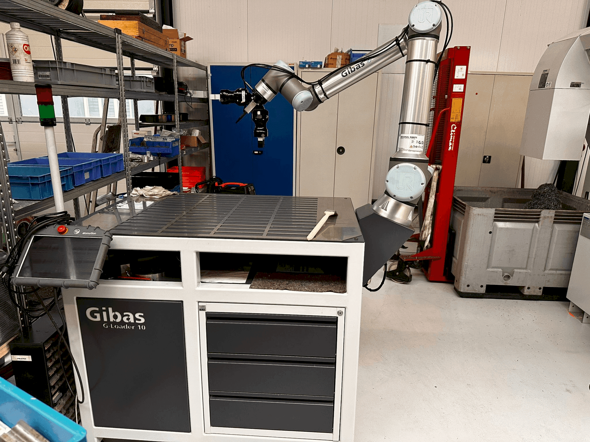 Koneen Universal Robots UR10e-Serie etunäkymä