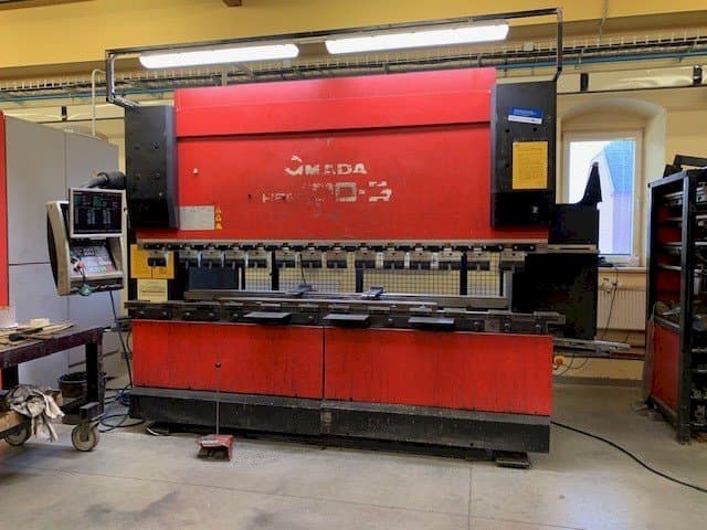 Koneen AMADA HFE 100-3 etunäkymä