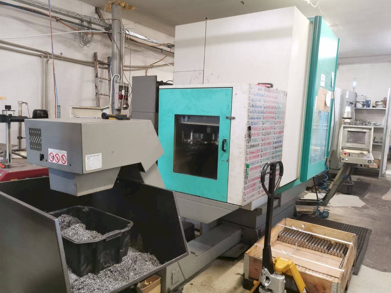 Koneen DECKEL MAHO 70 V etunäkymä