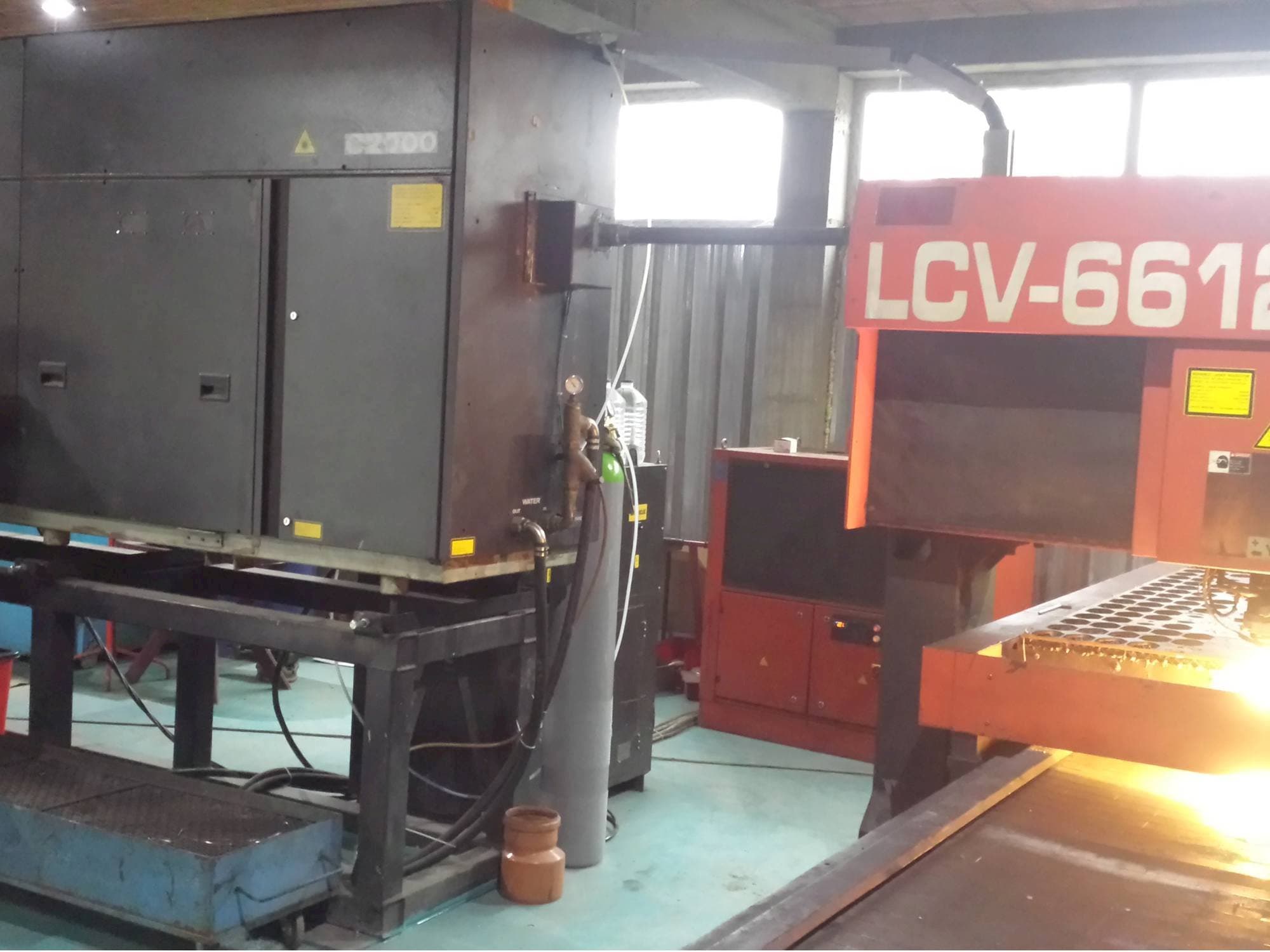 Koneen AMADA LCV 6612 II etunäkymä