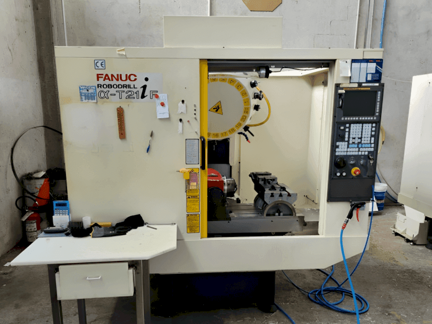 Koneen  FANUC Robodrill Alpha T21iF etunäkymä