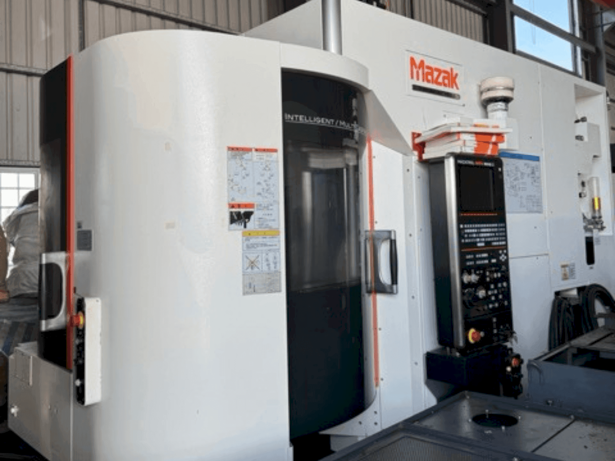 Koneen Mazak VARIAXIS J-500 etunäkymä
