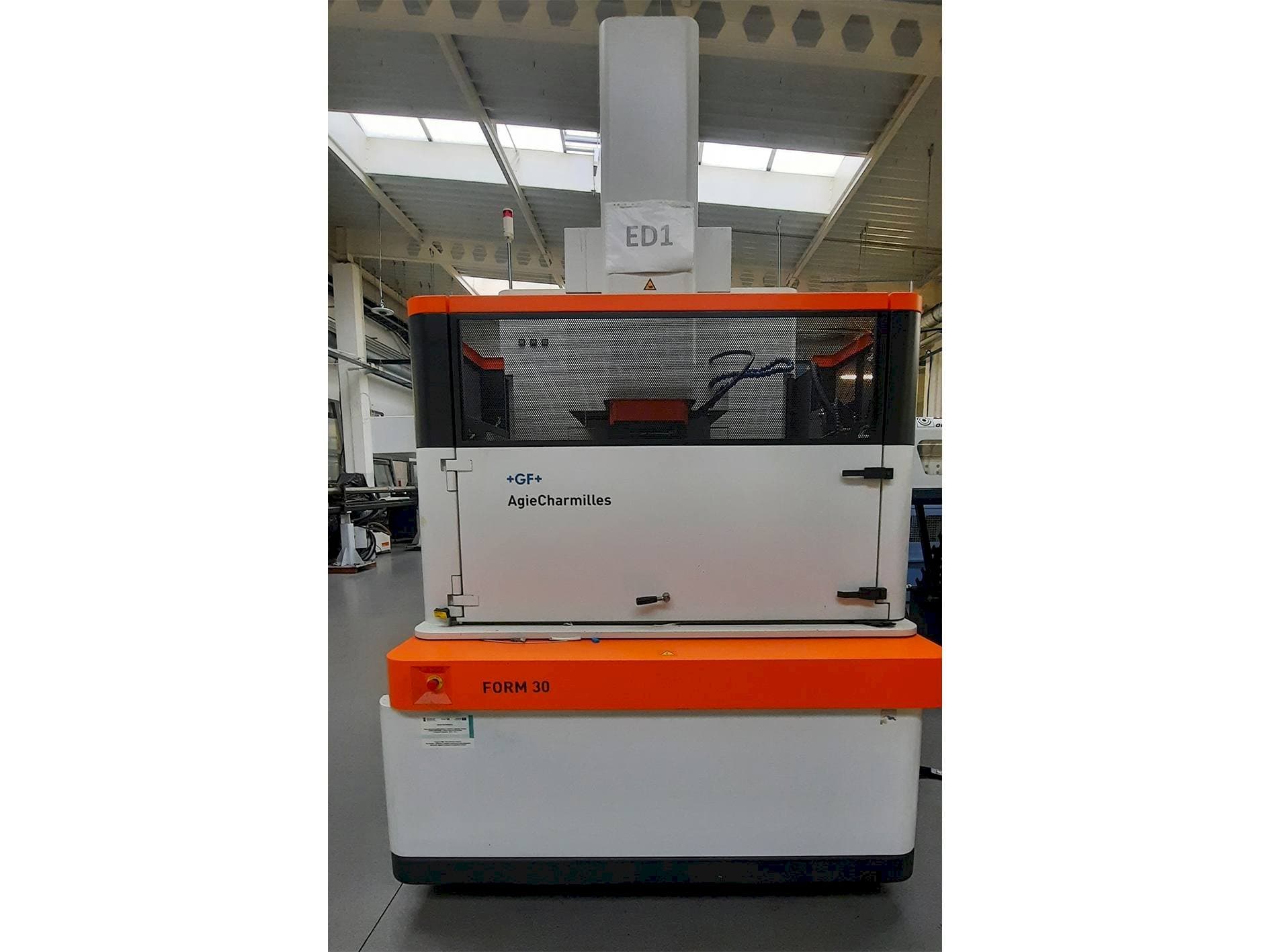 Koneen AgieCharmilles FORM 30 etunäkymä