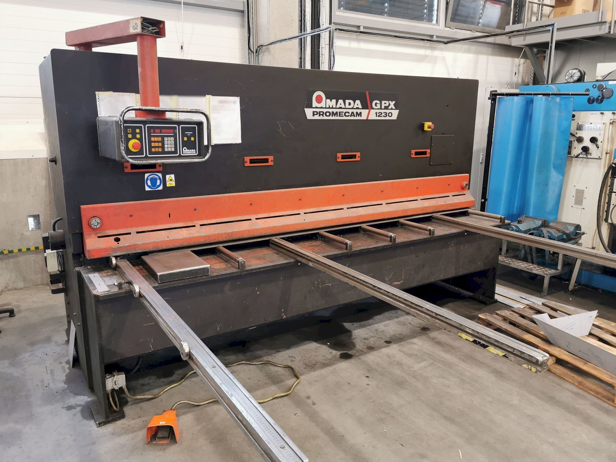 Koneen AMADA GPX 1230 etunäkymä