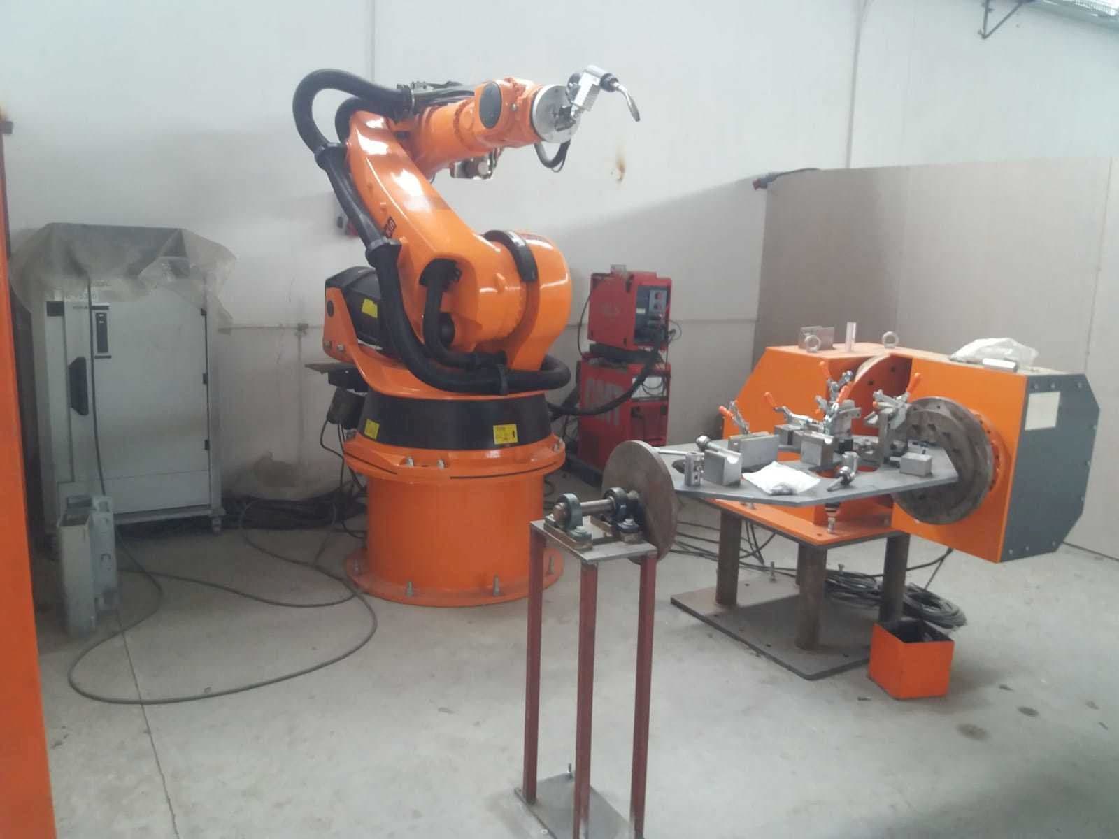Koneen KUKA KR200 etunäkymä