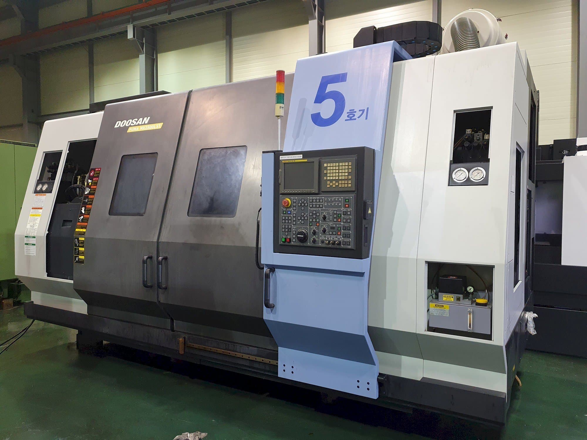 Koneen Doosan Puma MX2500LST etunäkymä